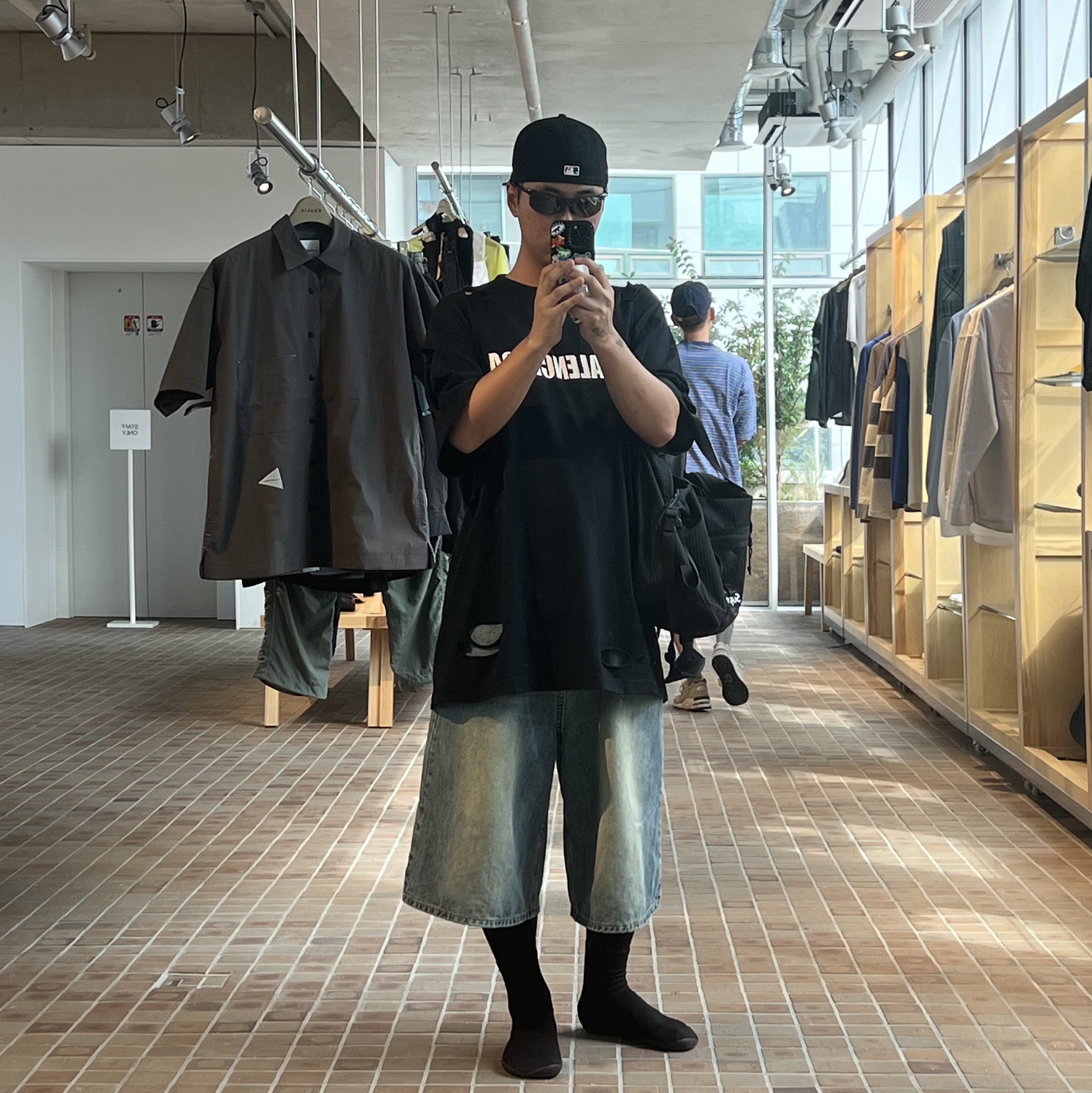 Yeezy YZY Pods Black, AMOU Essential Bermudapants 착용 스타일 - 2