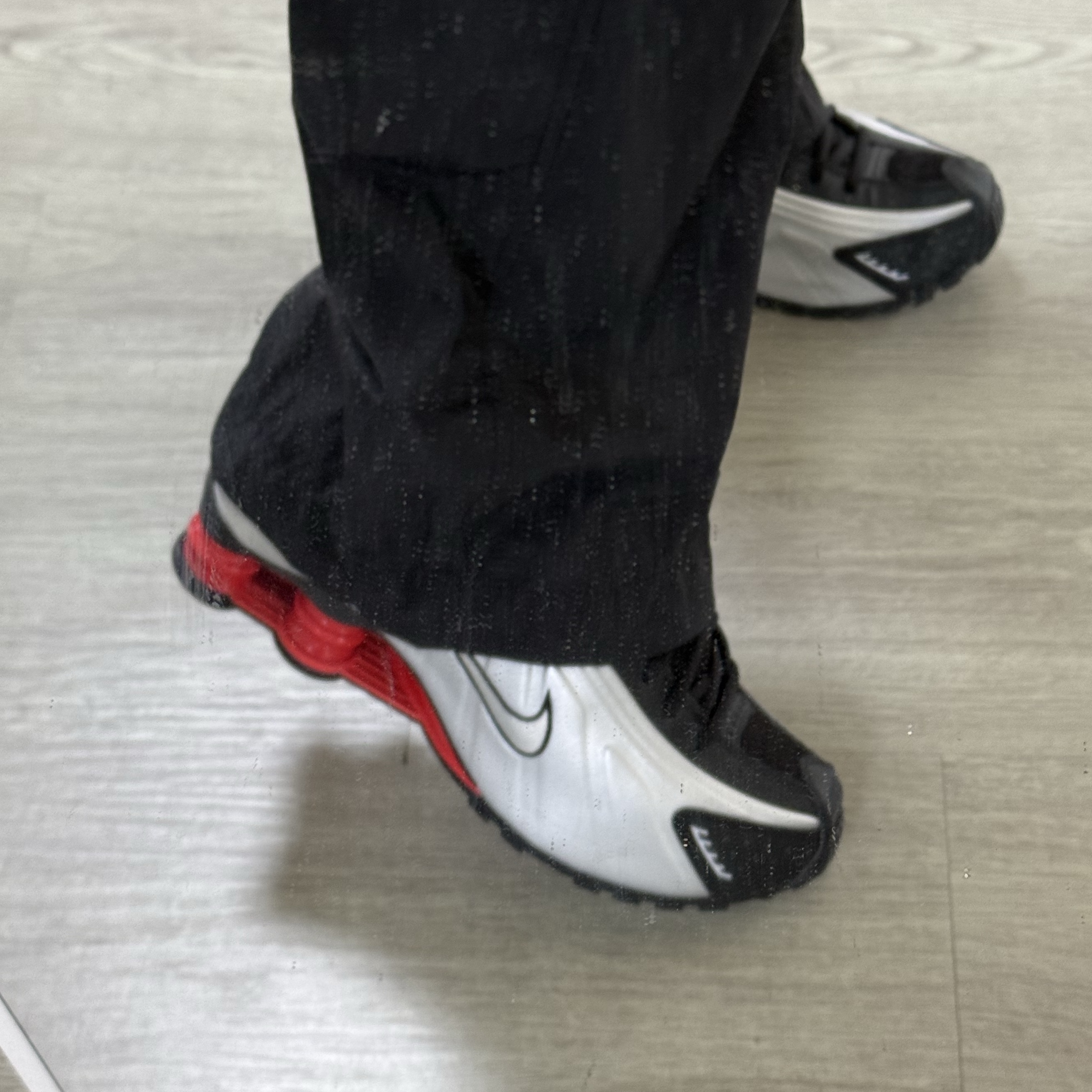 Nike Shox R4 Metallic Silver Red 착용 스타일 - 1