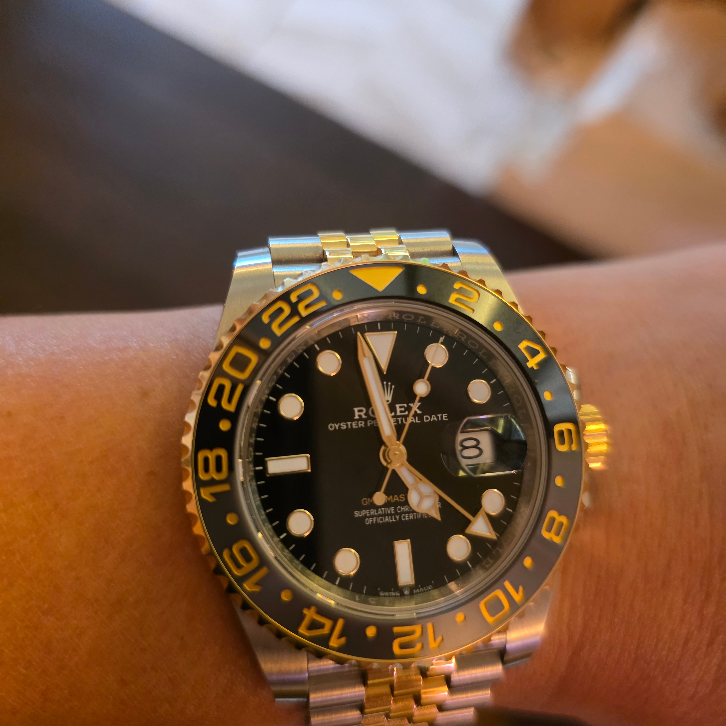 Rolex GMT-Master II 40mm 126713GRNR Black Jubilee 착용 스타일