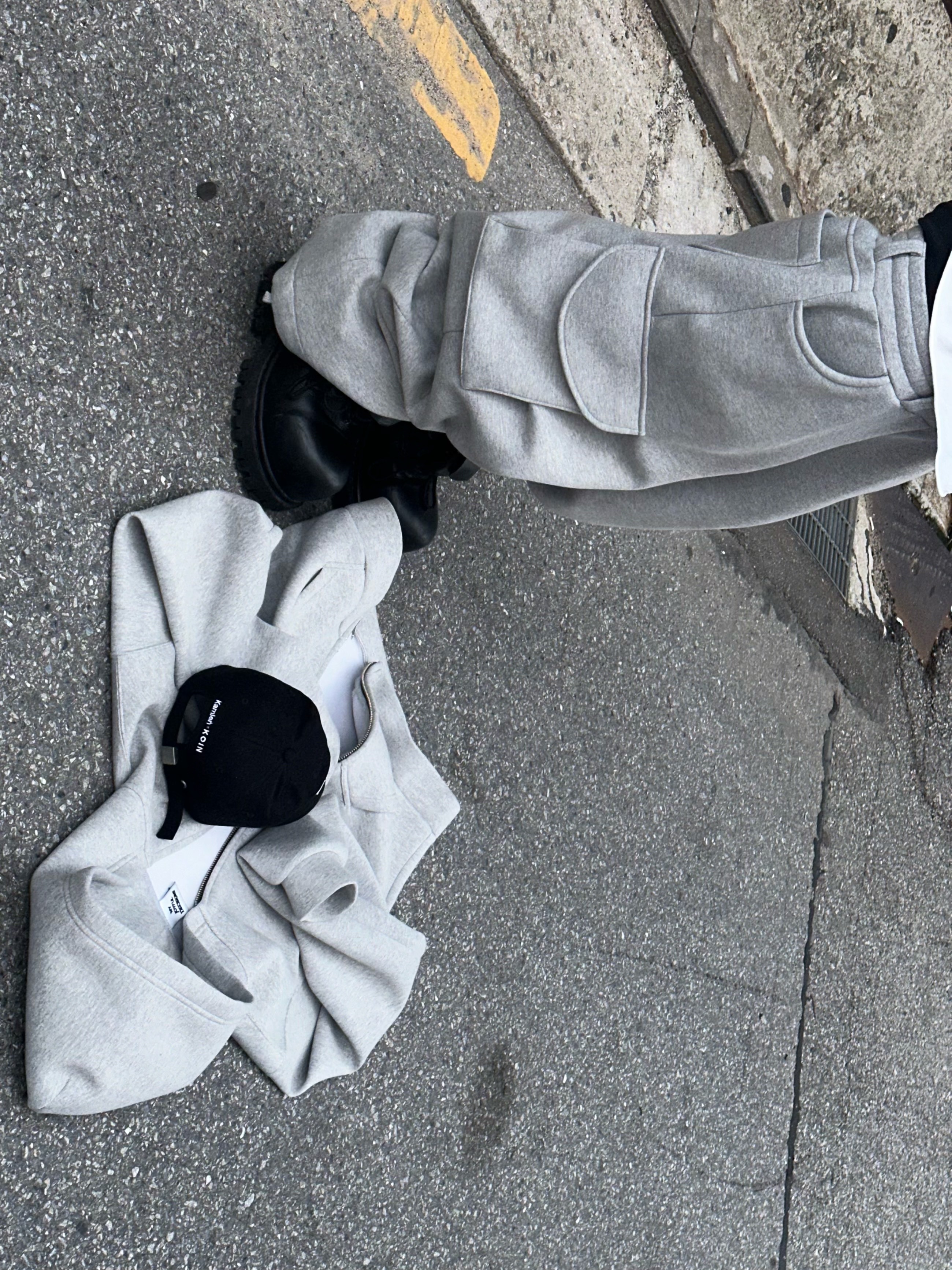 MJD X KOIN SEOUL Wide Cargo Sweat Pants, [KREAM 단독] Kamien x KOIN SEOUL K Logo Ball Cap Black 착용 스타일 - 9