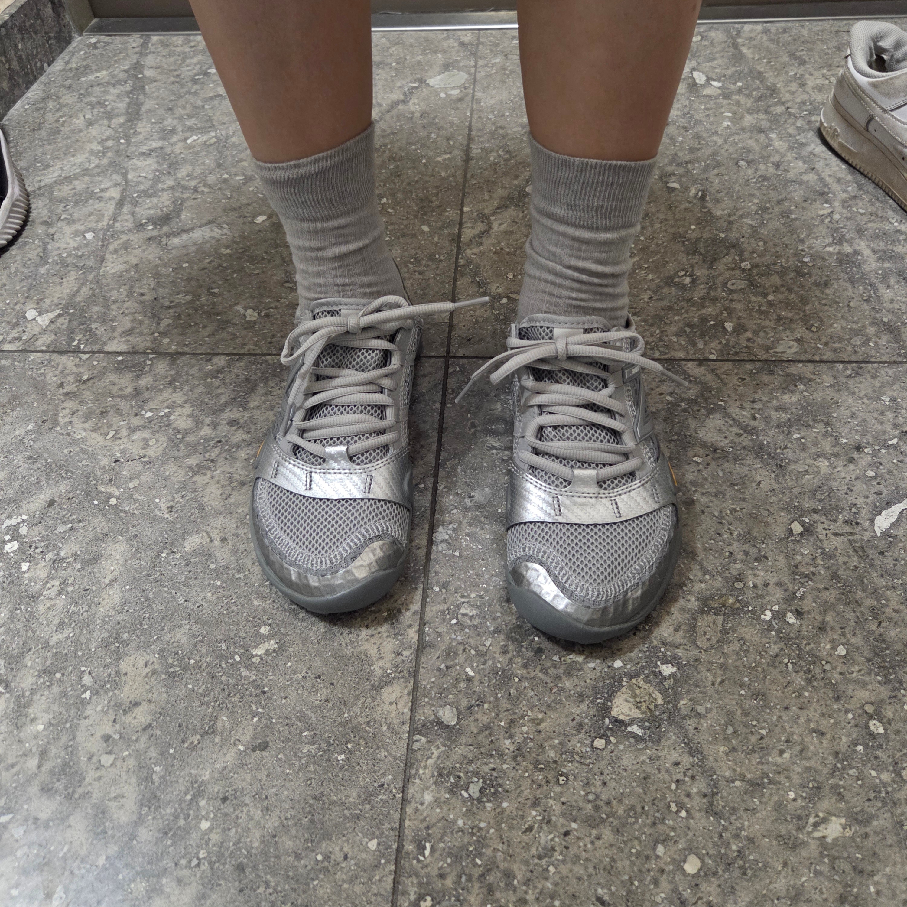New Balance Minimus MT10O Slate Grey Silver Metallic 착용 스타일 - 2