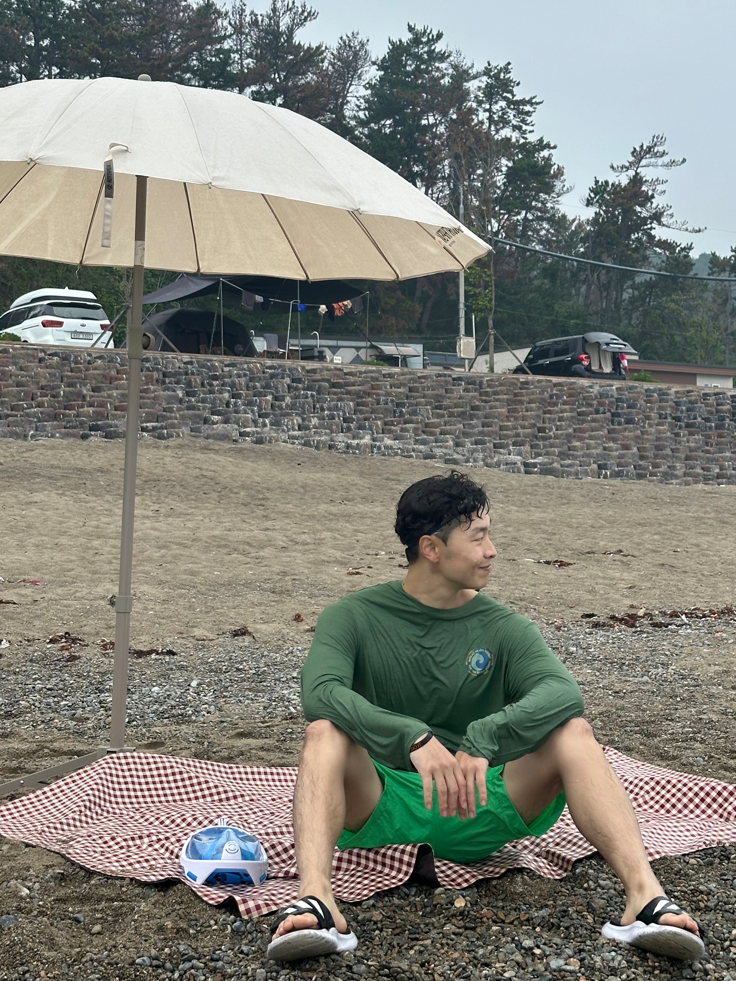 Patagonia Long Sleeve Capilene Cool Daily Graphic Shirt Unity Fitz Pumice X-Dye, Adidas Alphabounce Slide Cloud White Core Black 착용 스타일 - 2