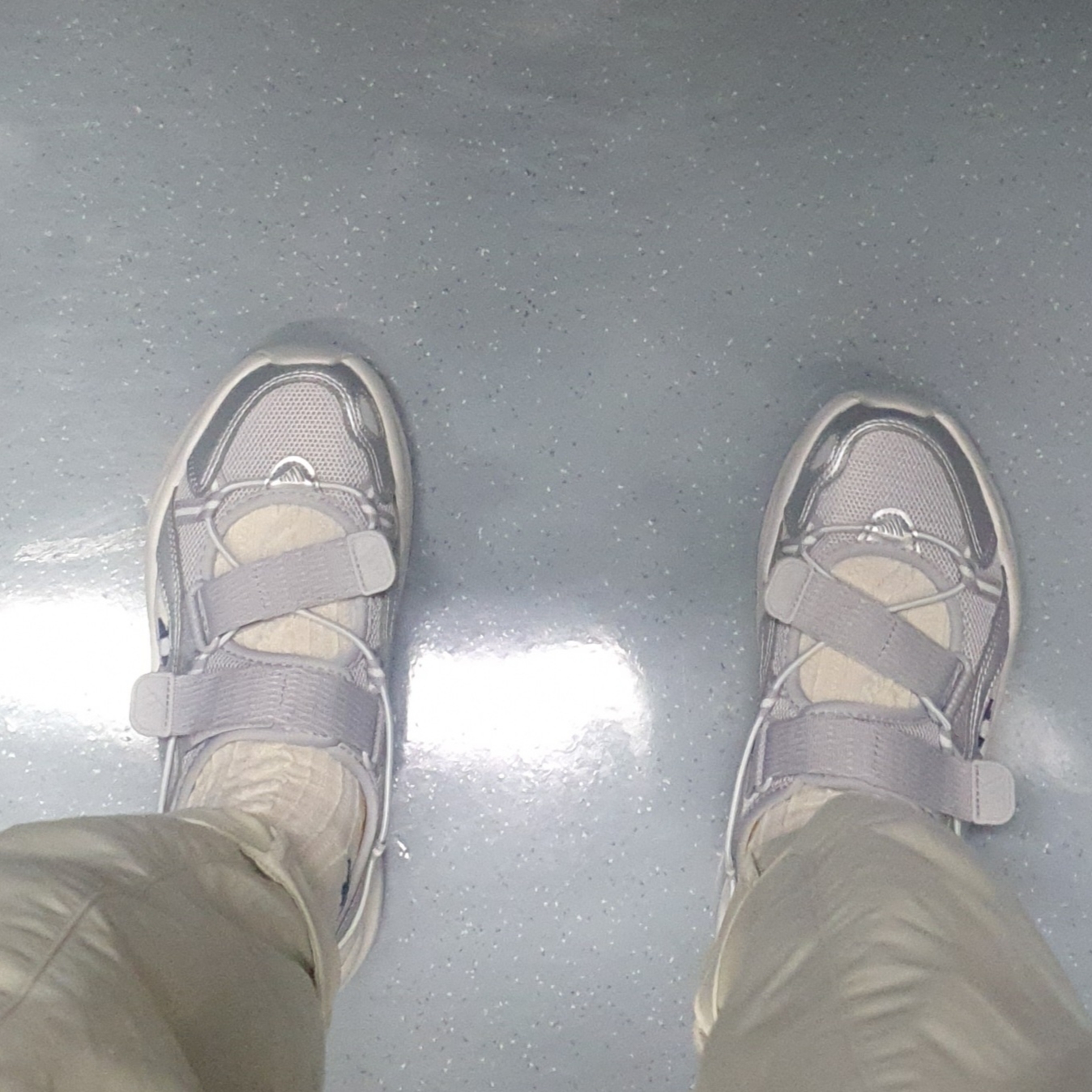 (W) Adidas Ozwave Sandal Grey Two Silver Metallic 착용 스타일