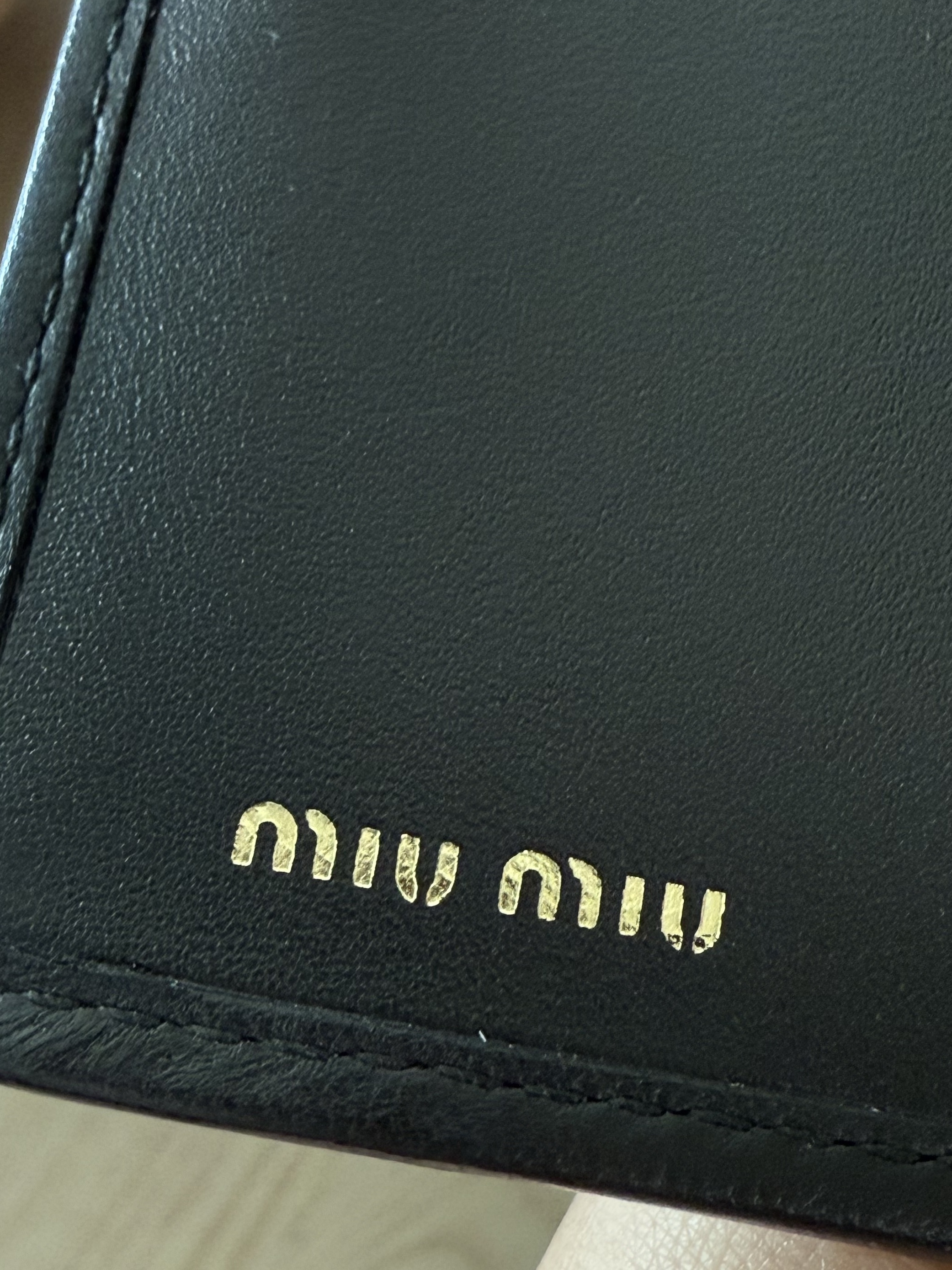Miu Miu Matelasse Nappa Leather Wallet Black 착용 스타일 - 2