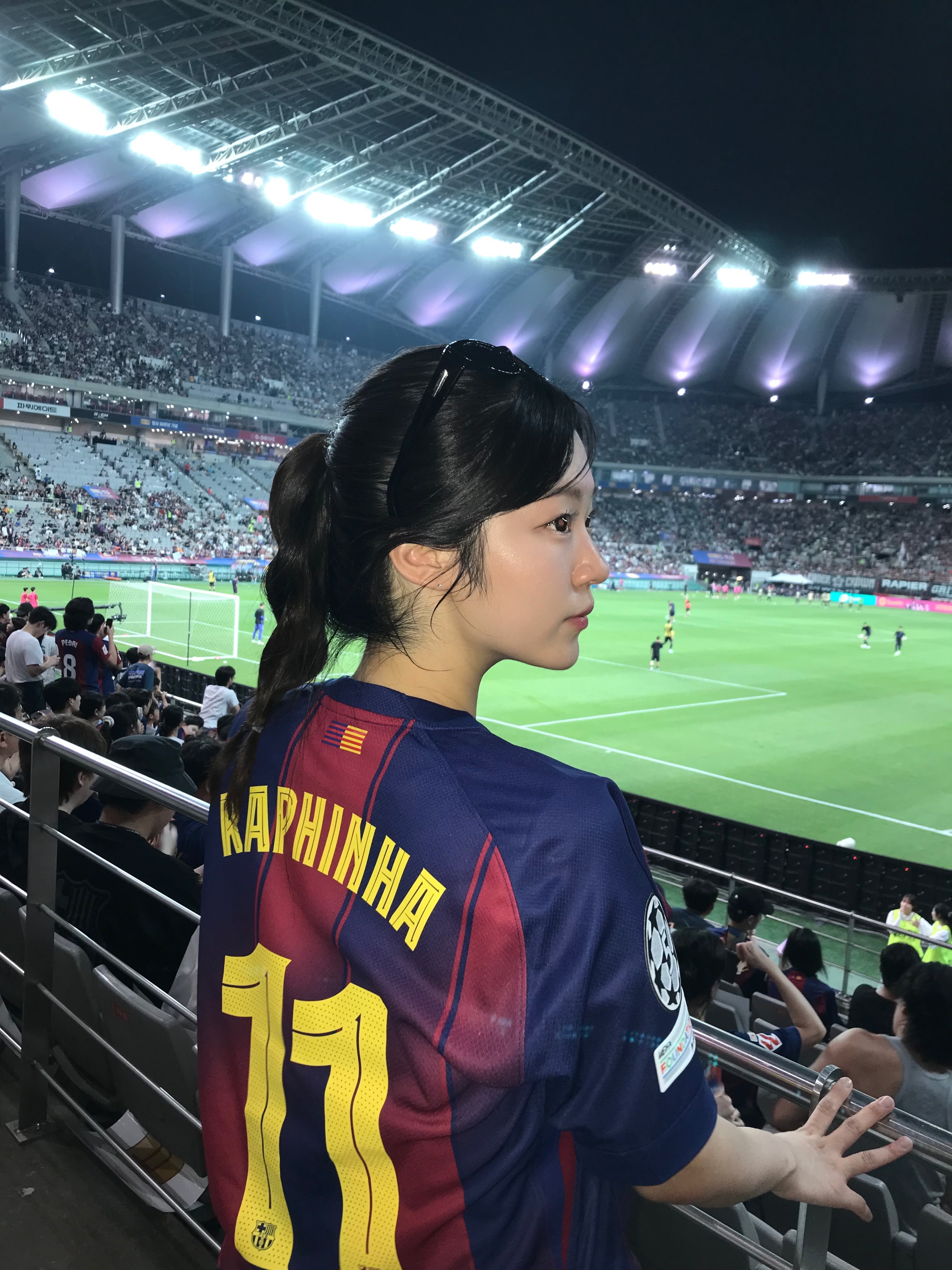 Nike FC Barcelona 2025/26 Stadium Home Dri-Fit Football Replica Jersey Deep Royal Blue Noble Red (Non Marking Ver.) 착용 스타일 - 2