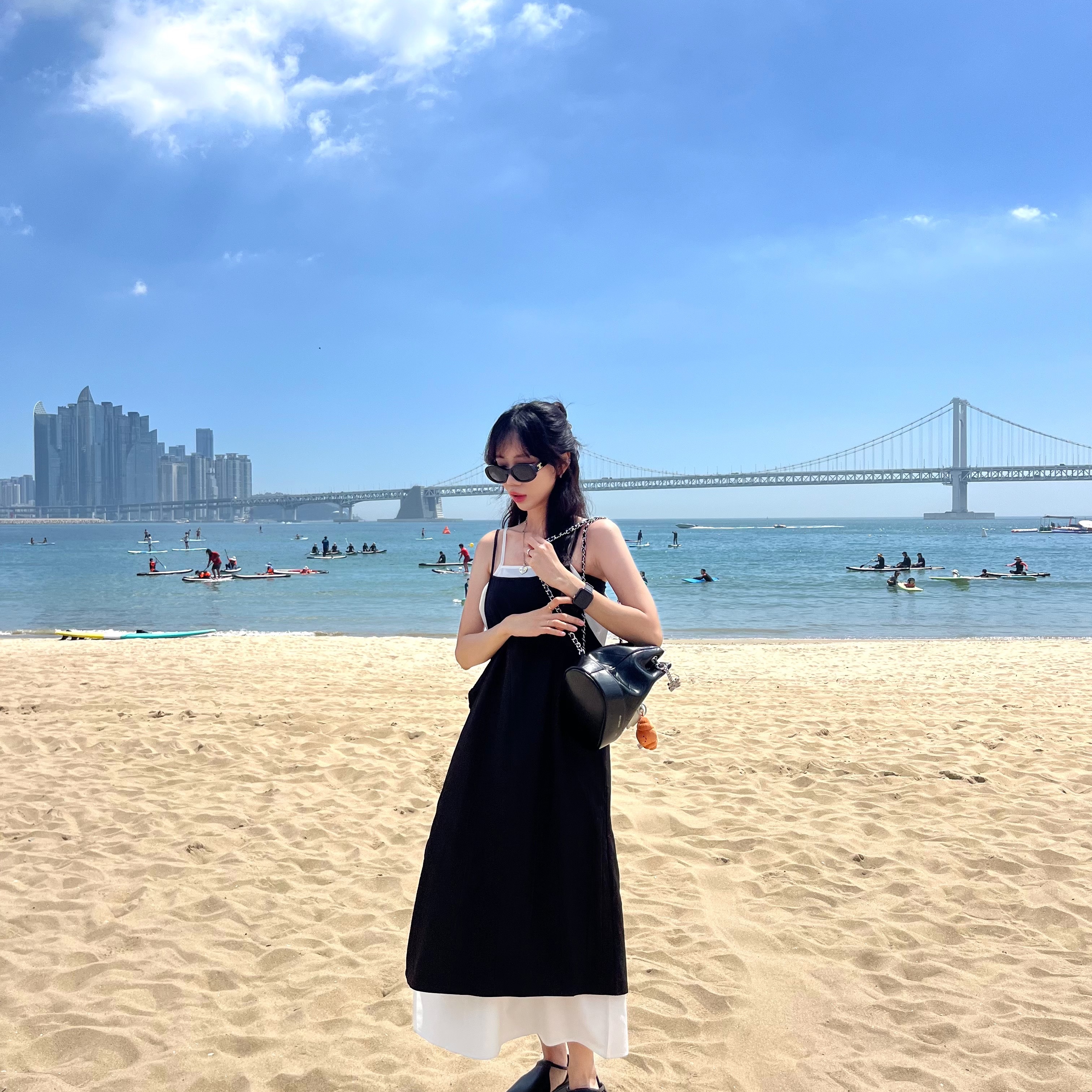 (W) Celine Triomphe 01 Sunglasses in Acetate Black 착용 스타일 - 3