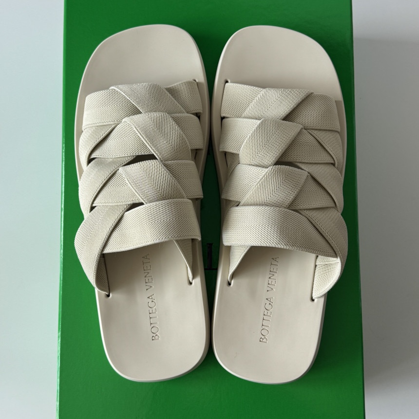 Bottega Veneta Plat Mule Sea Salt, Bottega Veneta Plat Mule Black 착용 스타일 - 2