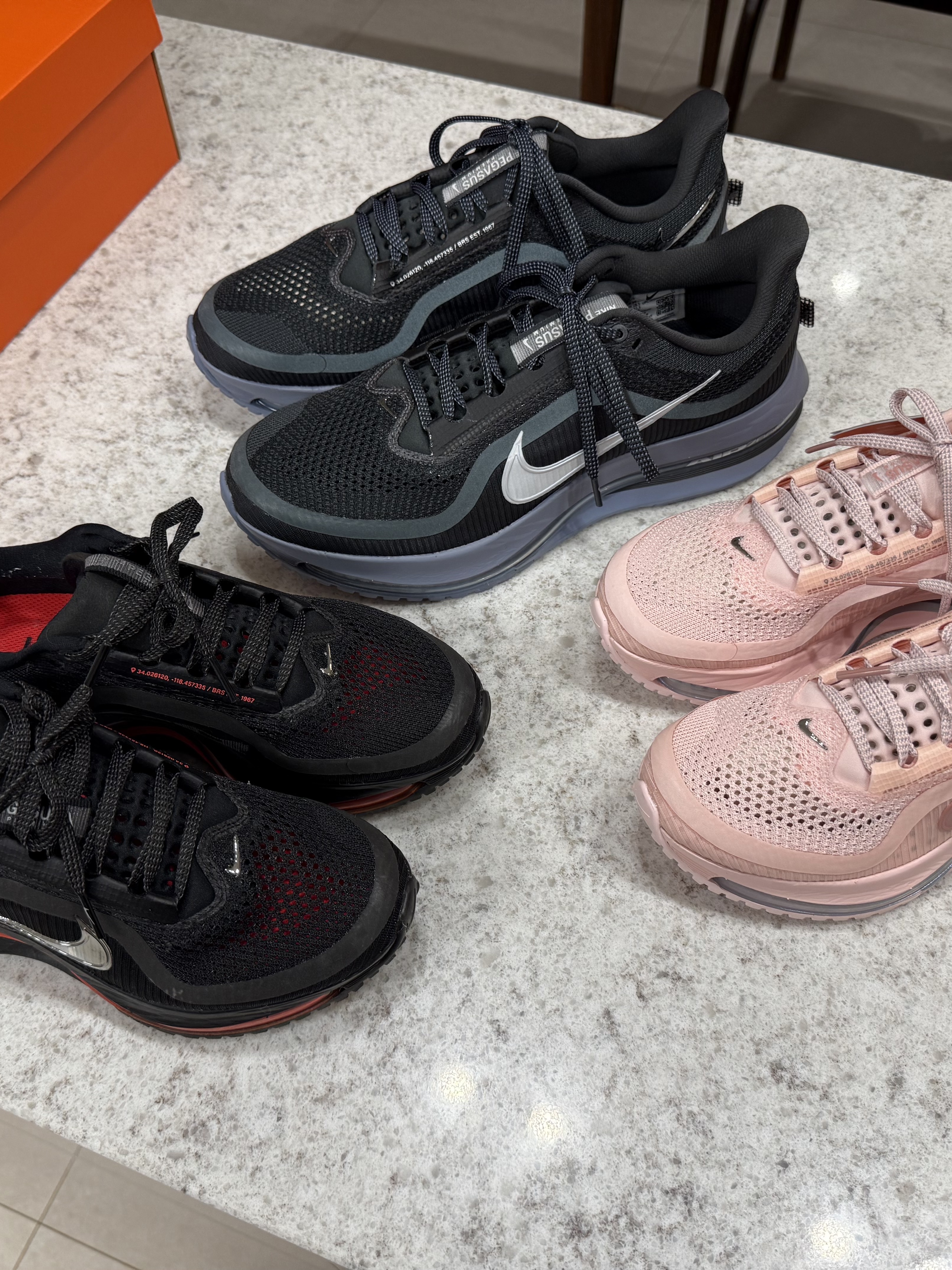 Nike Pegasus Premium Anthracite Ashen Slate, Nike Pegasus Premium Black Bright Crimson 착용 스타일 - 1