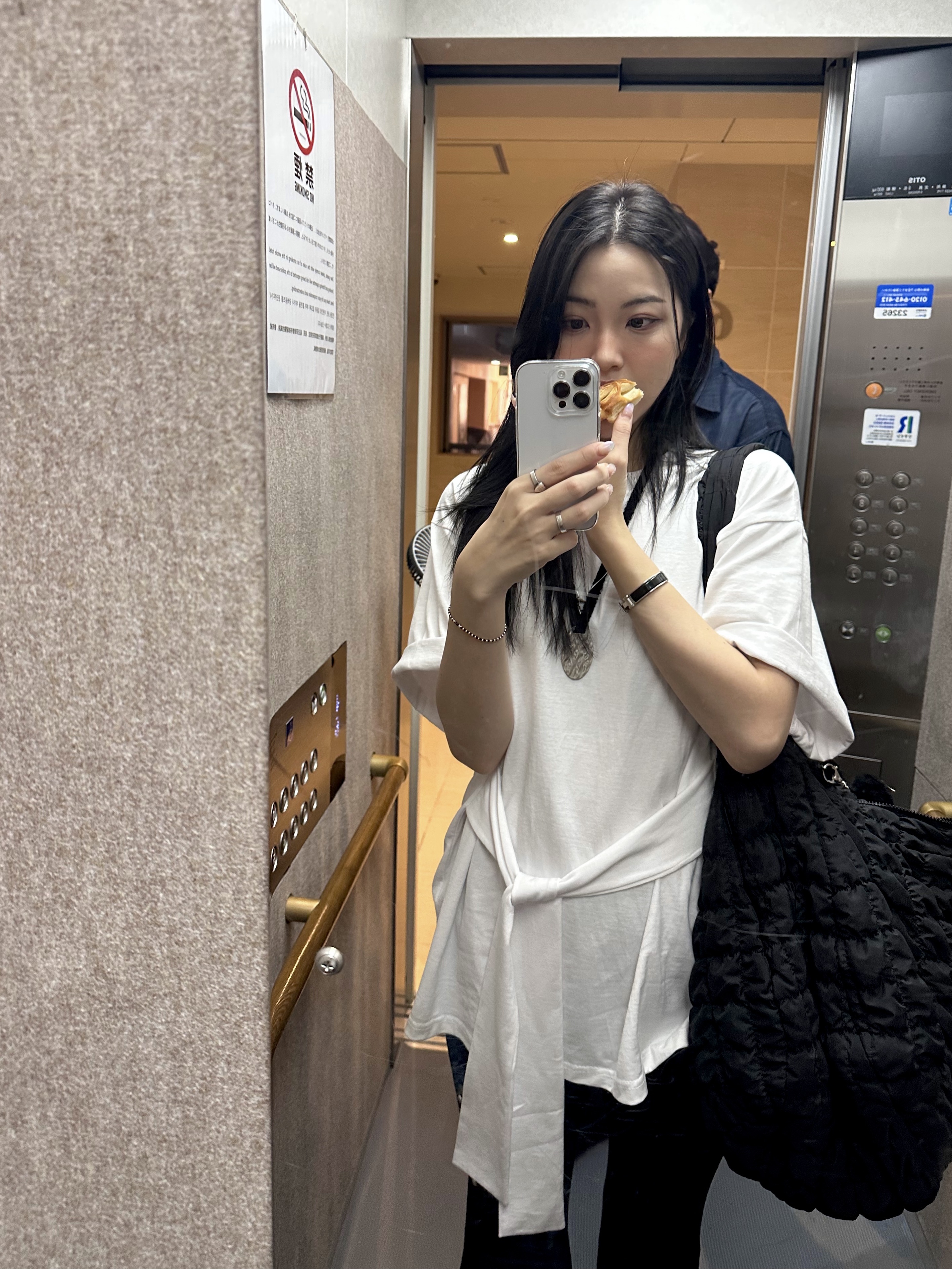 COS Quilted Oversized Shoulder Bag Black, Gucci Trademark Ring With Heart Pendant Silver 착용 스타일 - 1