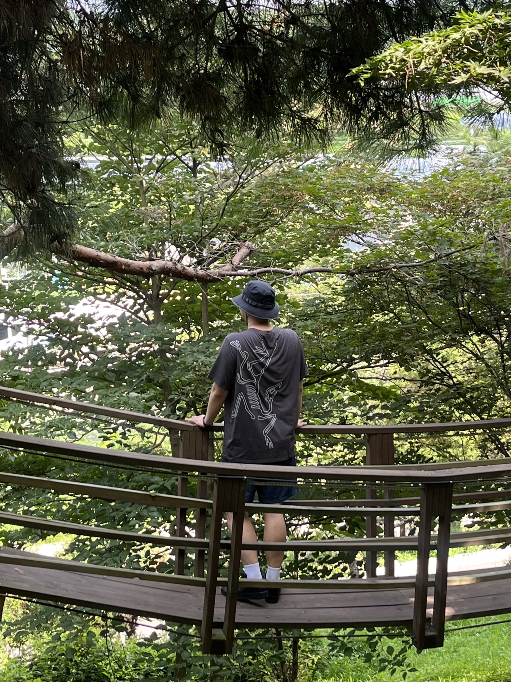 Arc'teryx Cormac Arc'Bird Logo SS T-Shirt Black Heather 착용 스타일