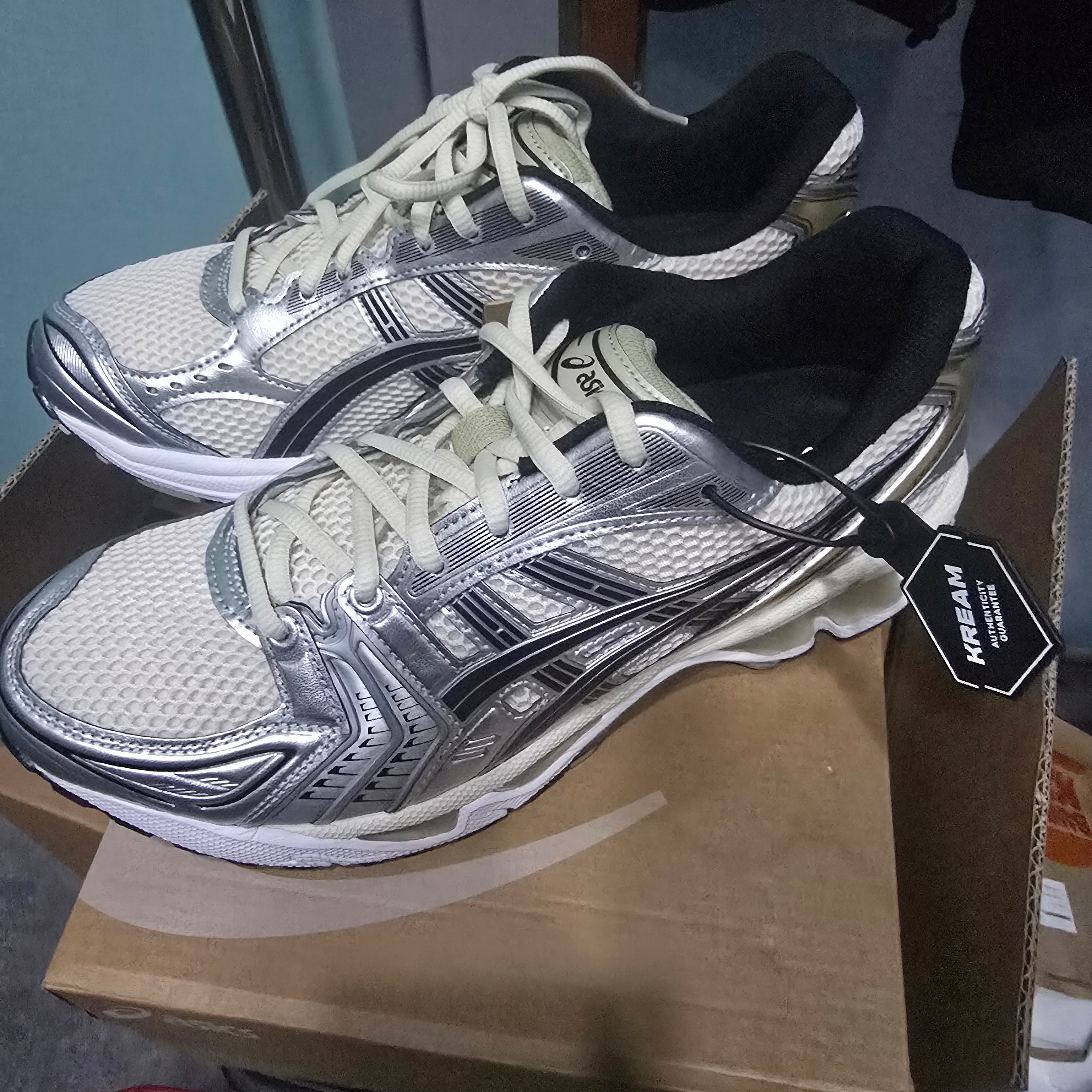 Asics Gel-Kayano 14 Birch Pure Silver 착용 스타일 - 1