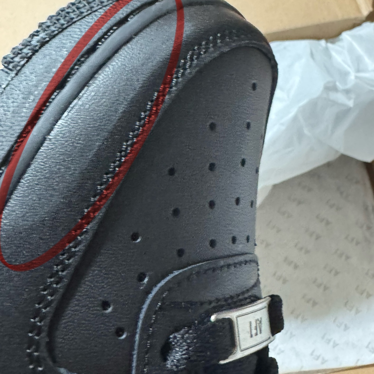 (W) Nike Air Force 1 '07 Low Triple Black 착용 스타일 - 1