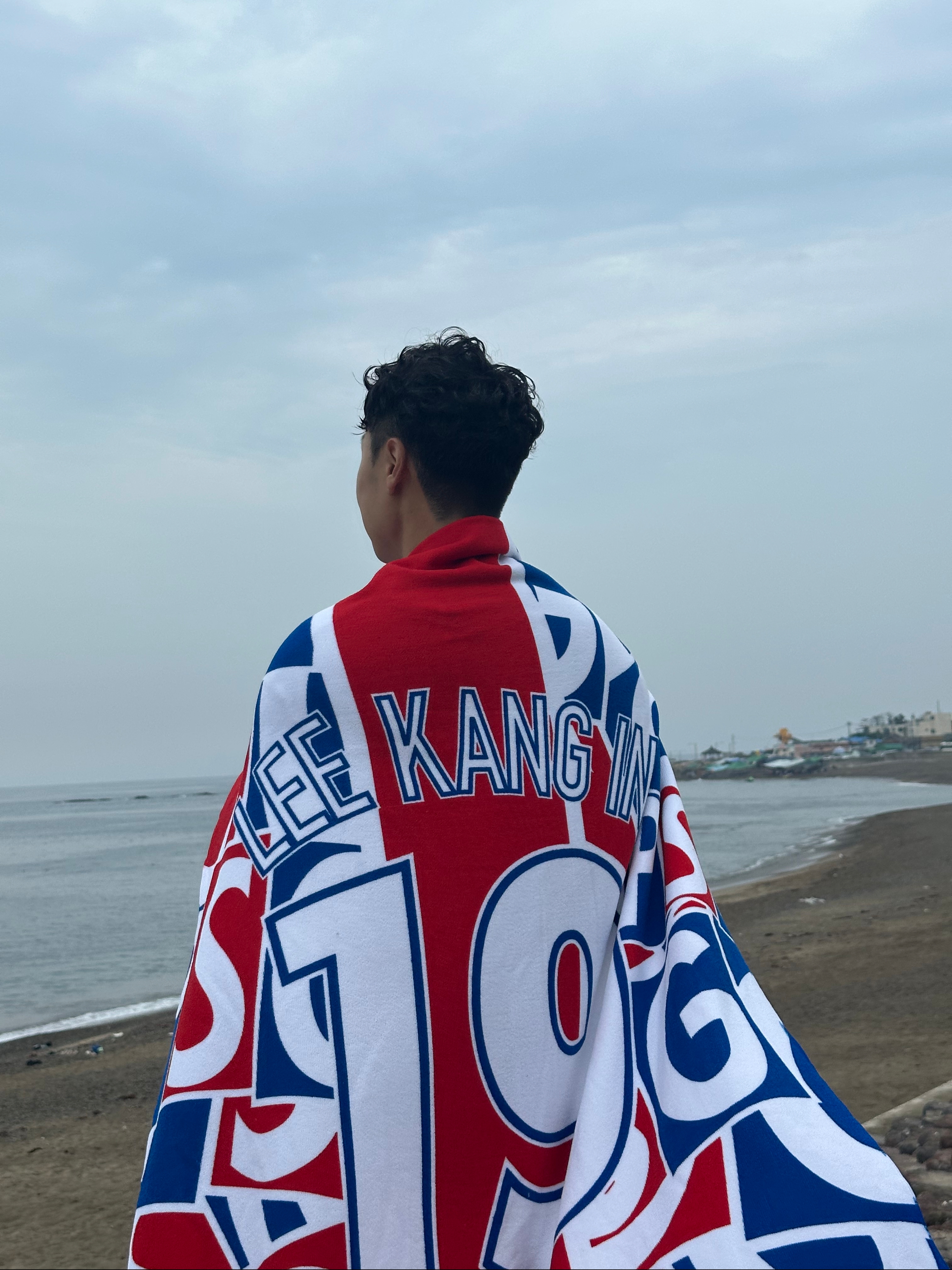 Over The Pitch P X PSG CLASSIC BEACH TOWEL 이강인 착용 스타일 - 2