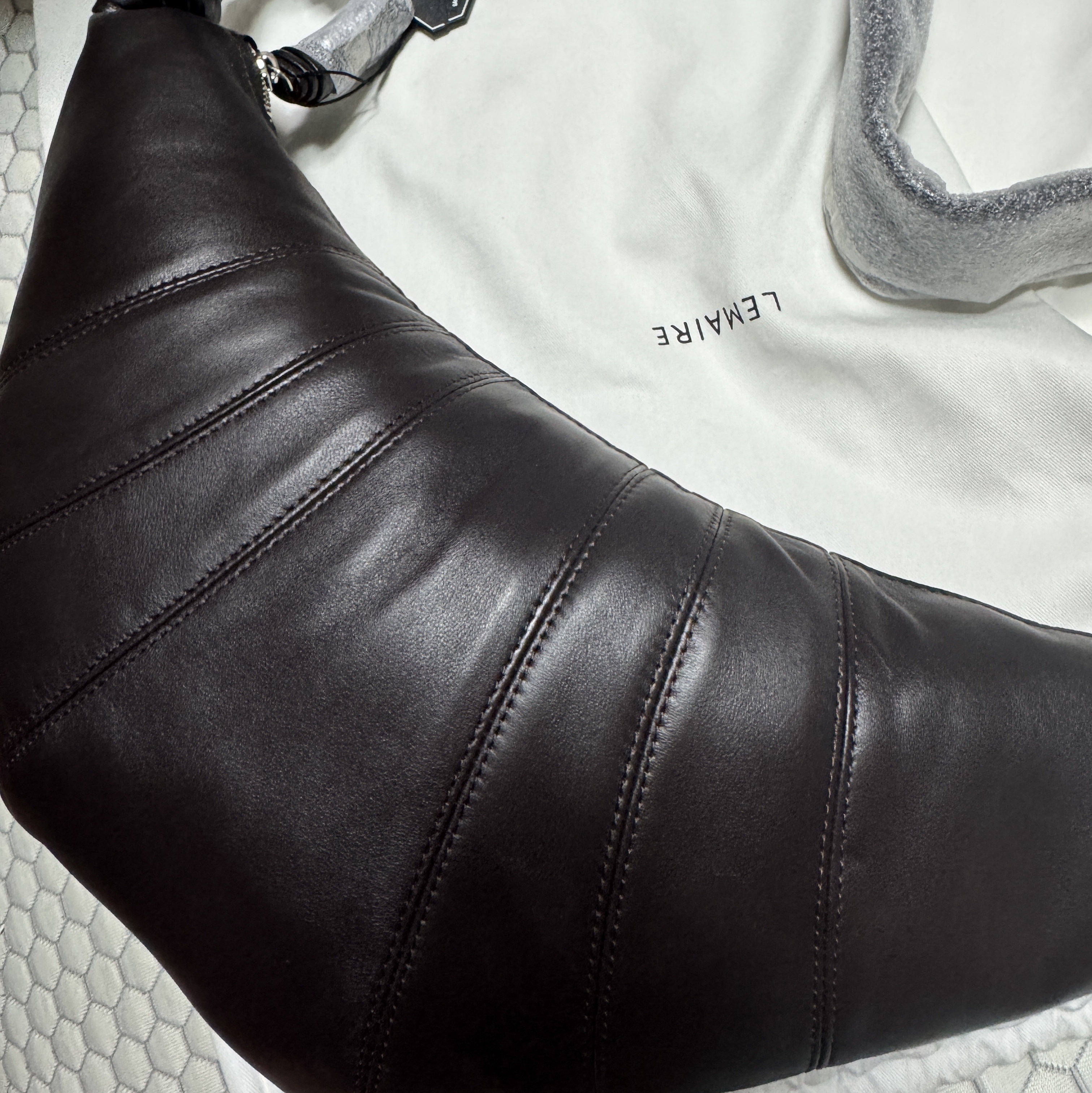 Lemaire Medium Croissant Bag Soft Nappa Leather Dark Chocolate 착용 스타일