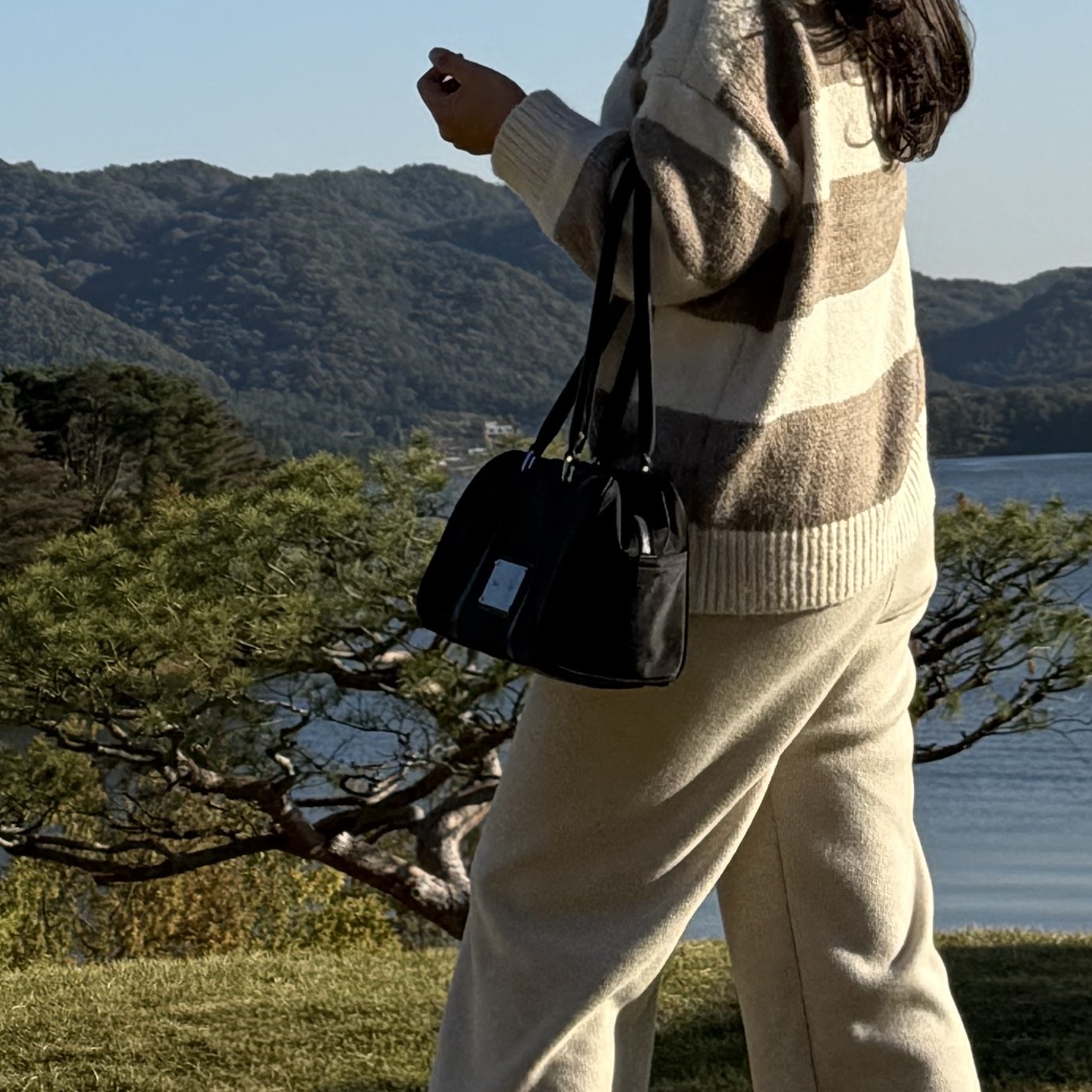 Matin Kim Sporty Tote Bag Black 착용 스타일