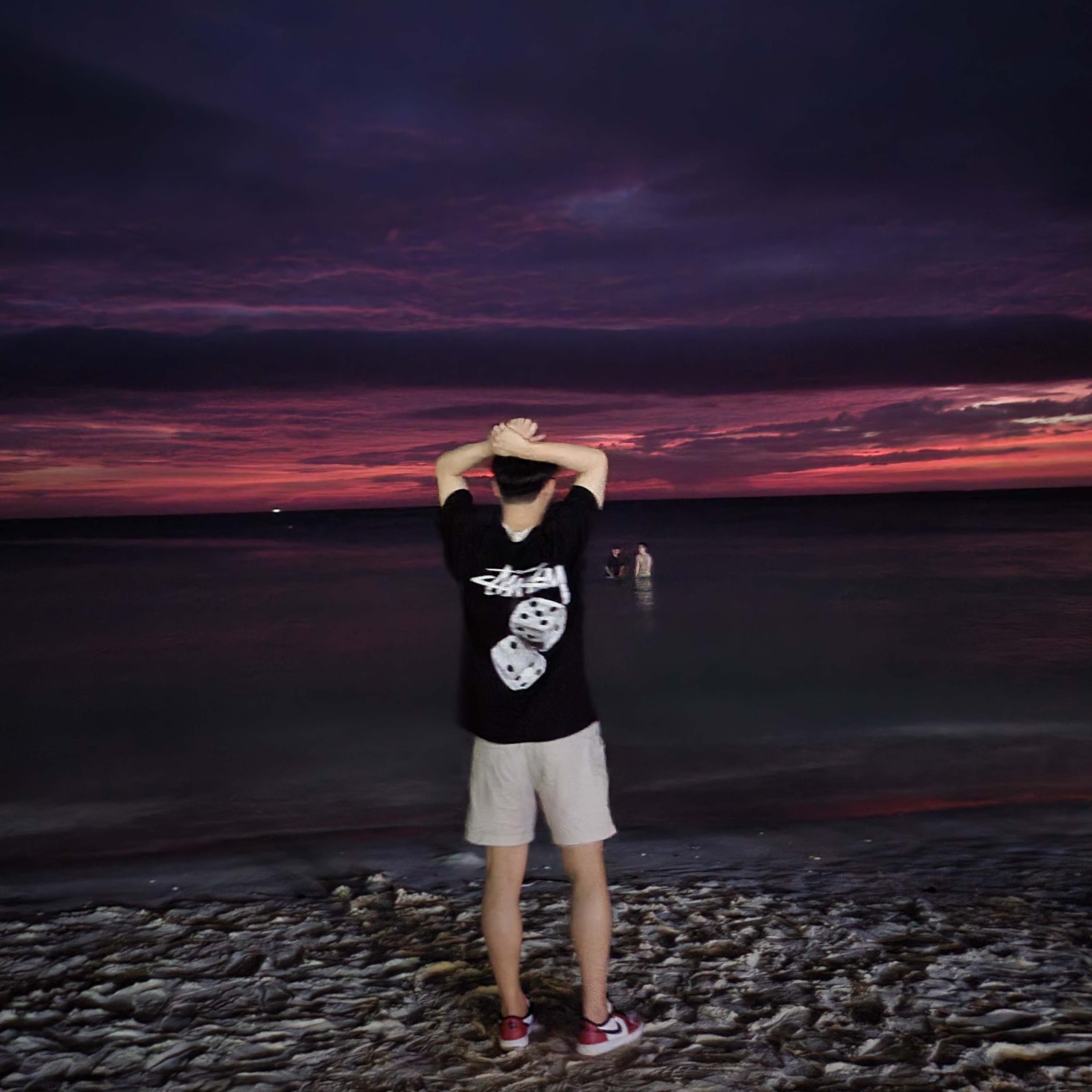Stussy Fuzzy Dice T-Shirt Black 착용 스타일