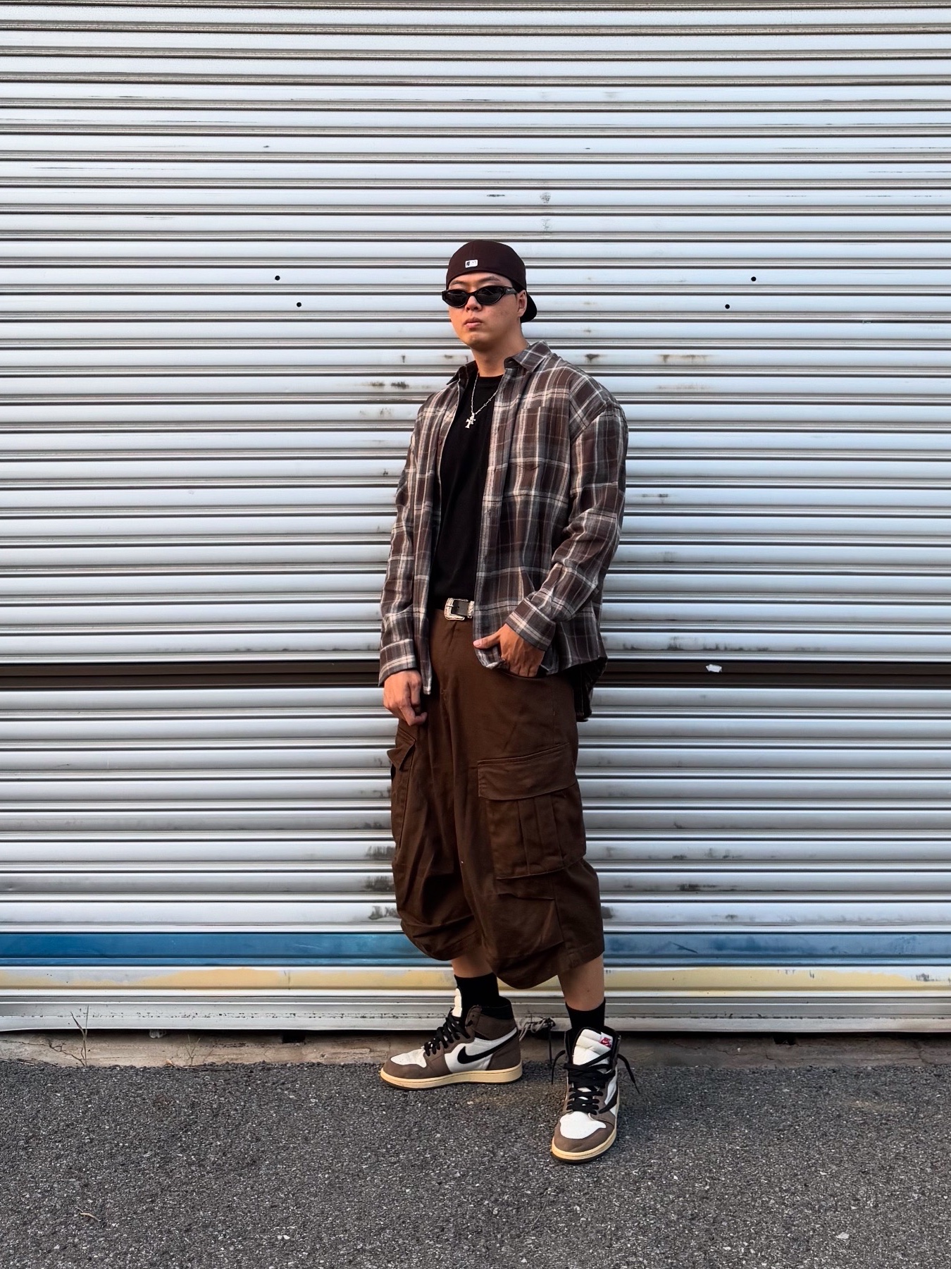 Jordan 1 x Travis Scott Retro High OG SP Mocha, New Era MLB Authentic San Diego Padres Game Brown 착용 스타일 - 3