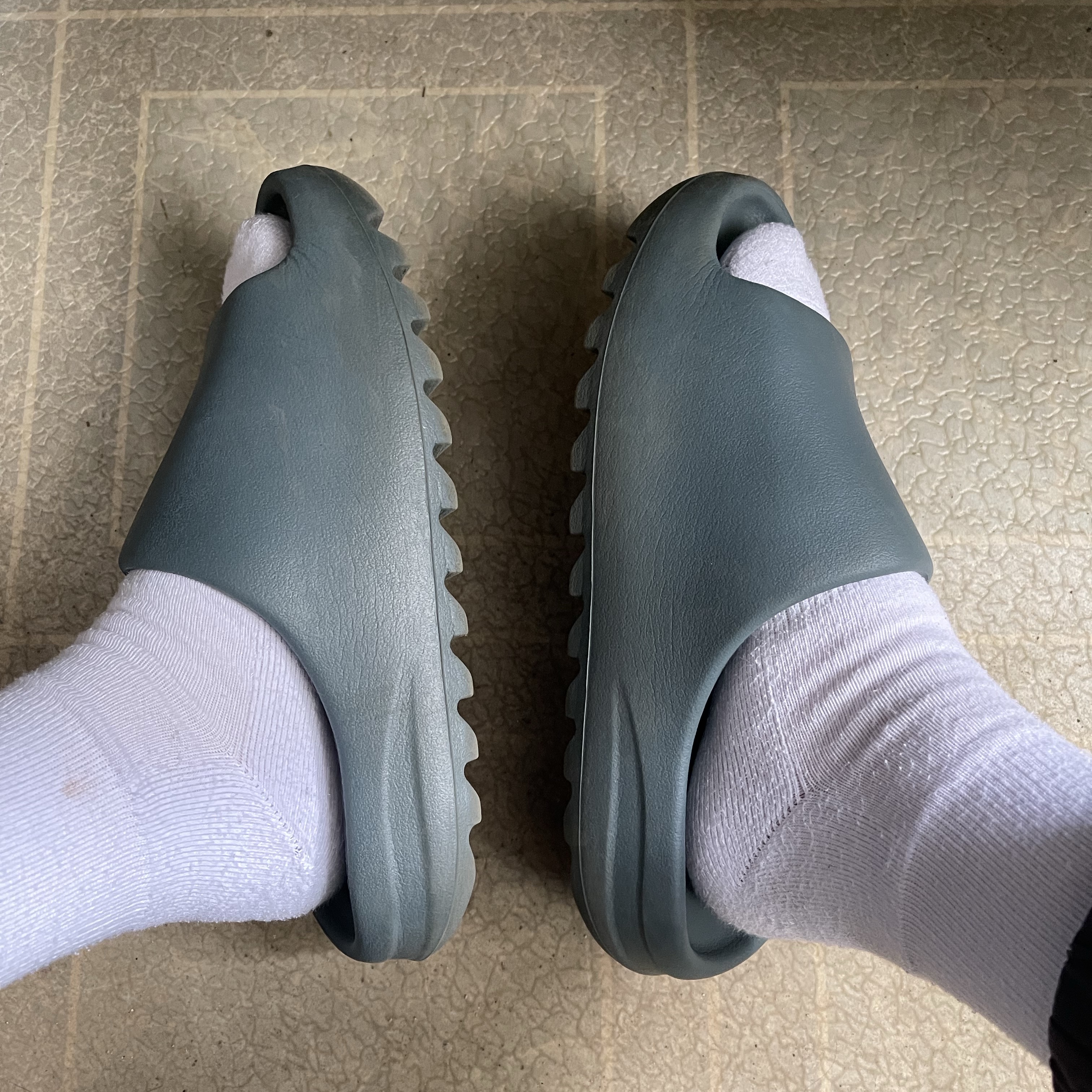 Adidas Yeezy Slide Slate Marine 착용 스타일