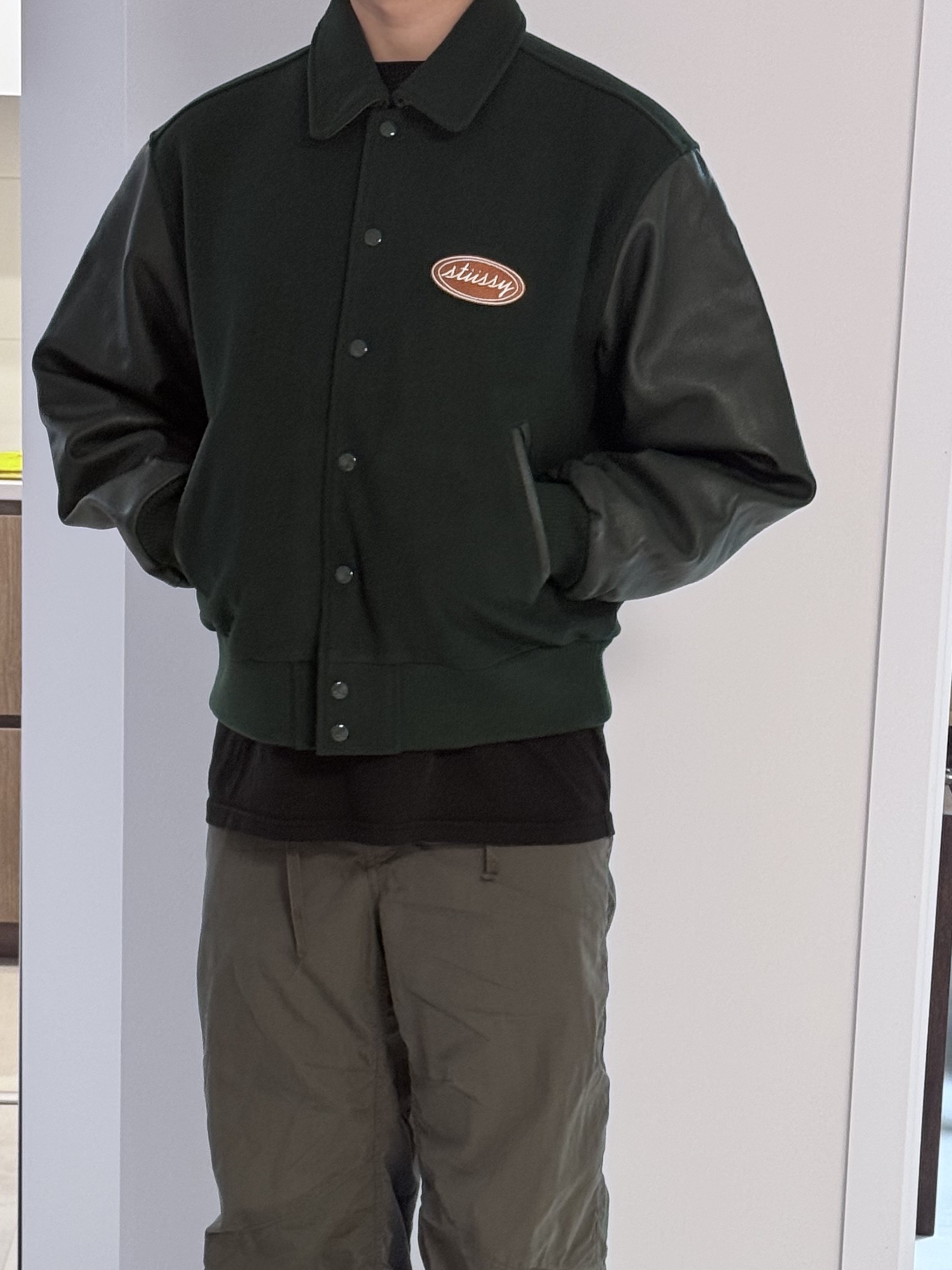 Stussy Script Oval Varsity Jacket Green 착용 스타일 - 1