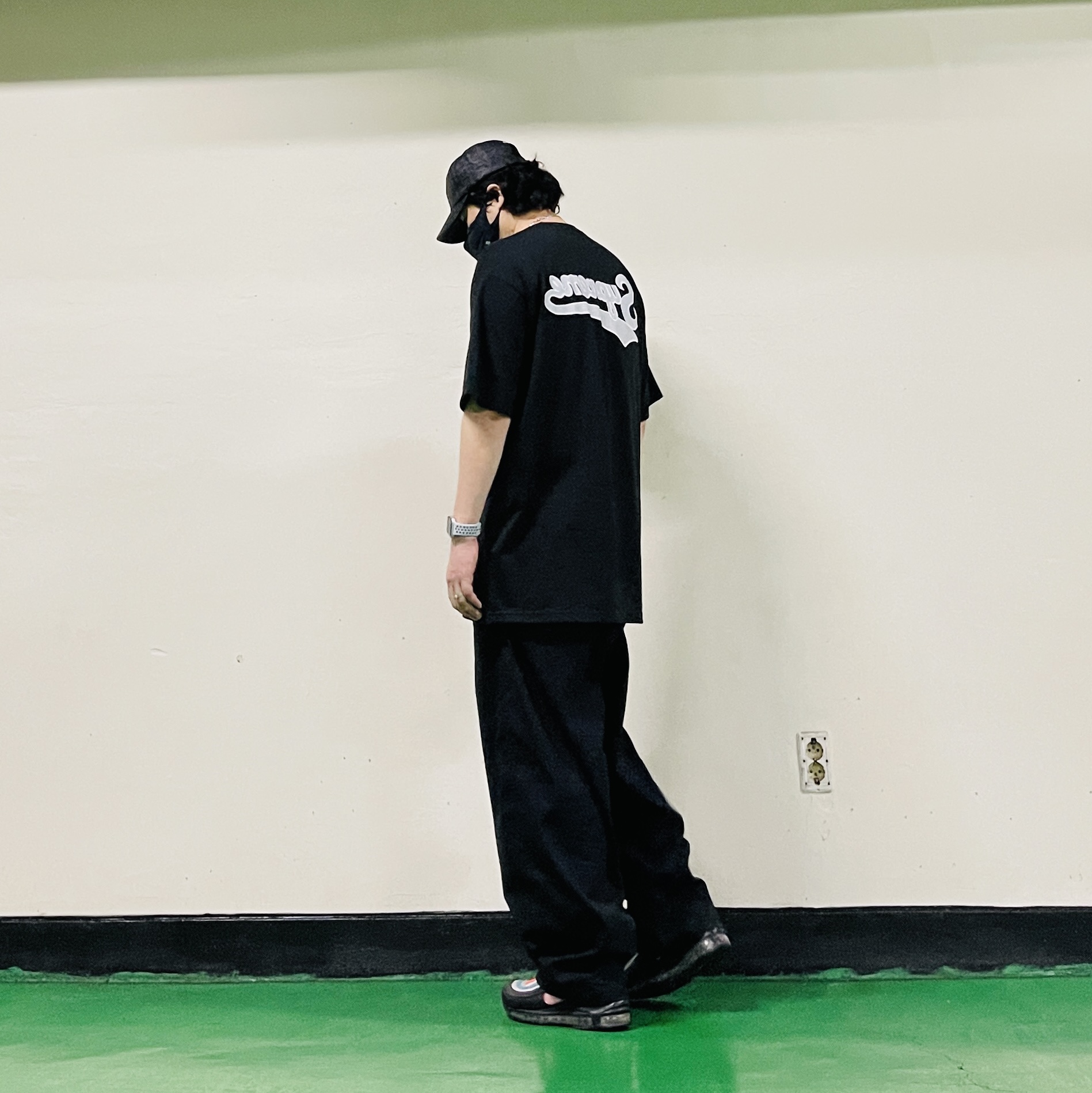 Supreme Backwards T-Shirt Black - 24SS, Supreme Raffia S Logo 6-Panel Black - 22SS 착용 스타일 - 2