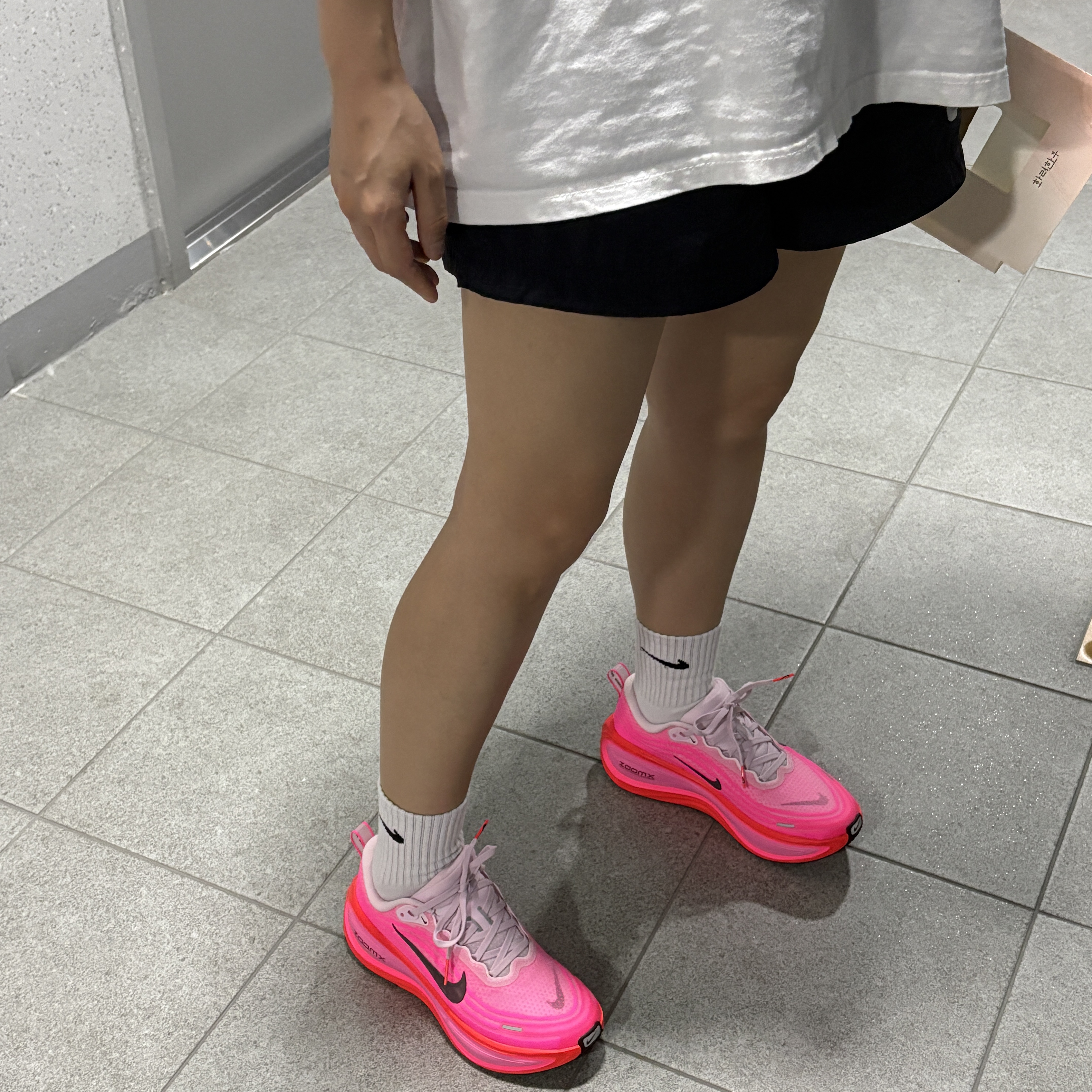 (W) Nike Vomero 18 Bright Crimson Hyper Pink 착용 스타일 - 1