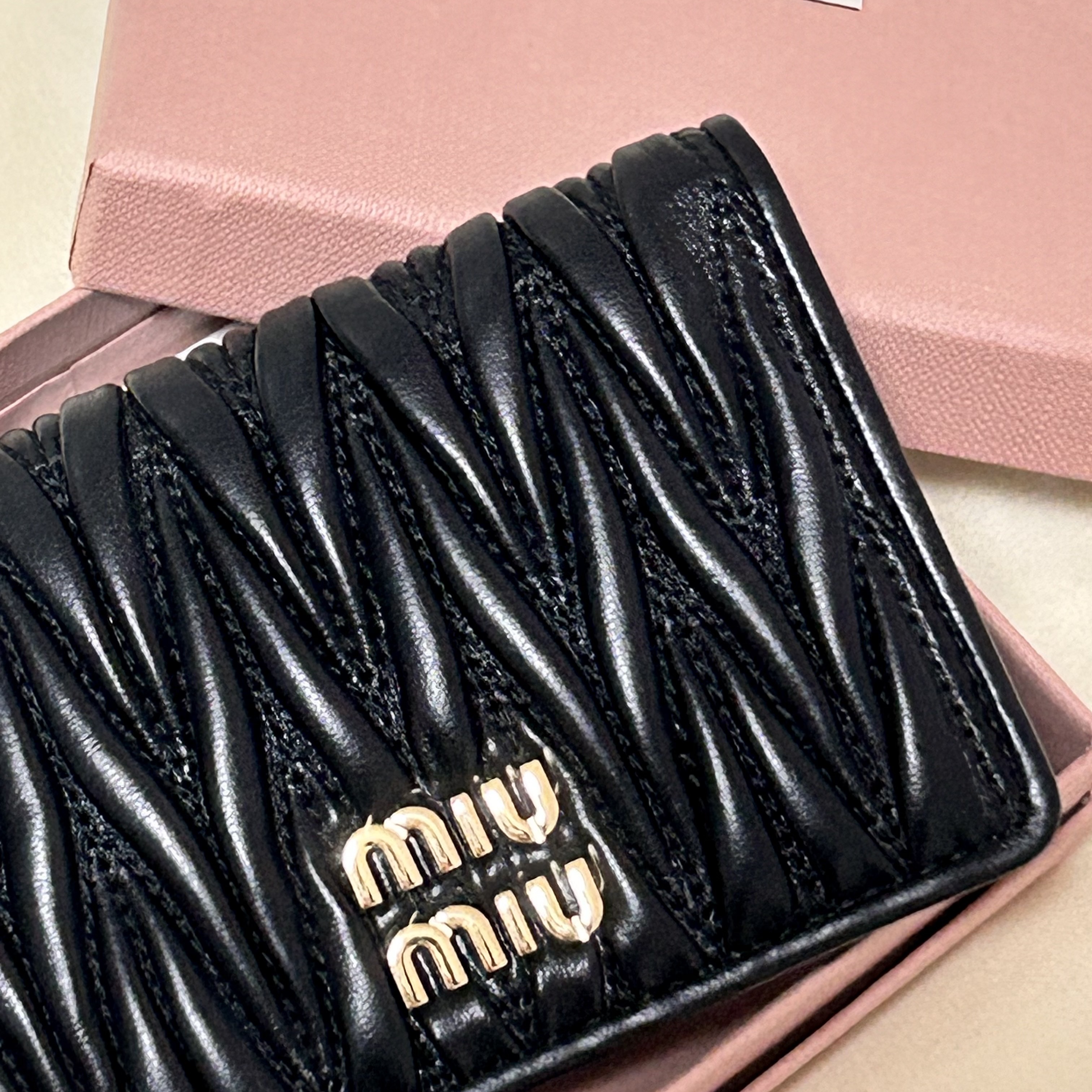 Miu Miu Matelasse Nappa Leather Card Holder Black 착용 스타일