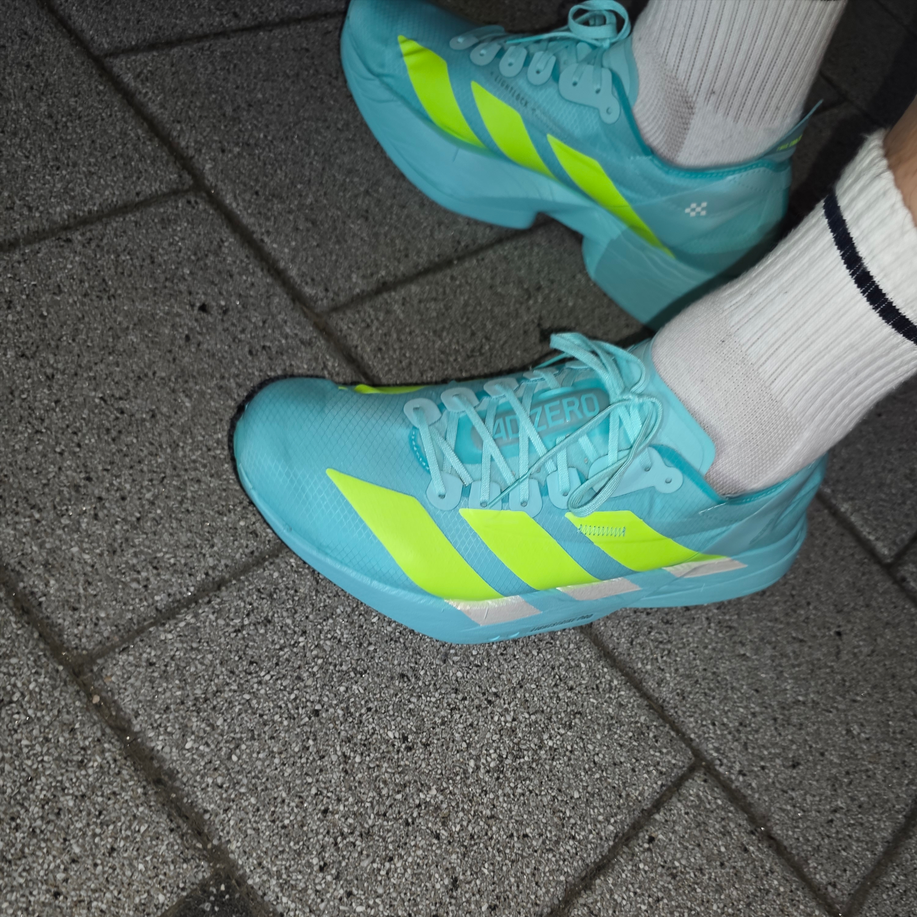 Adidas Adizero Adios Pro 4 Flash Aqua Lucid Lemon 착용 스타일 - 1