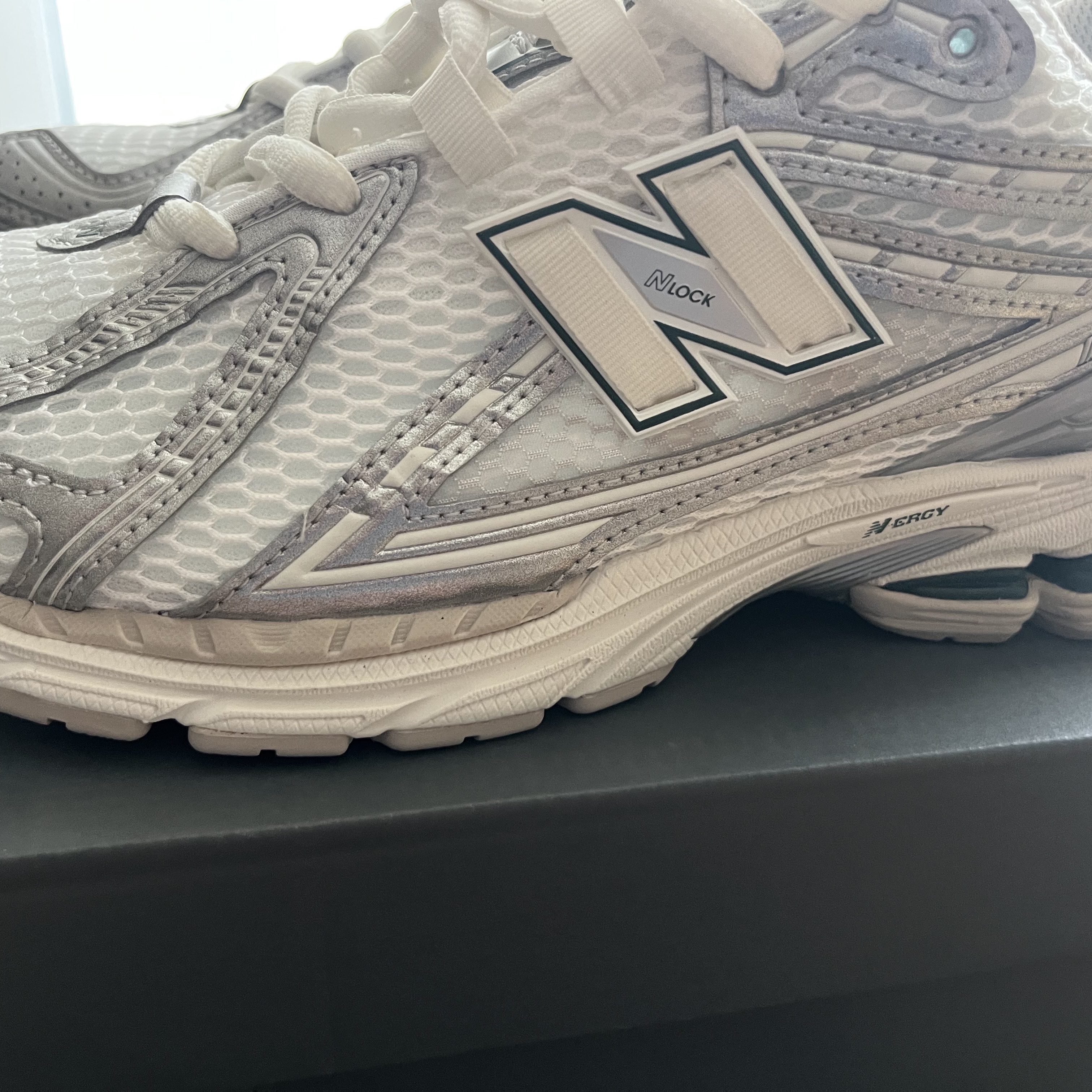 New Balance 1906R Silver Metallic Sea Salt 착용 스타일