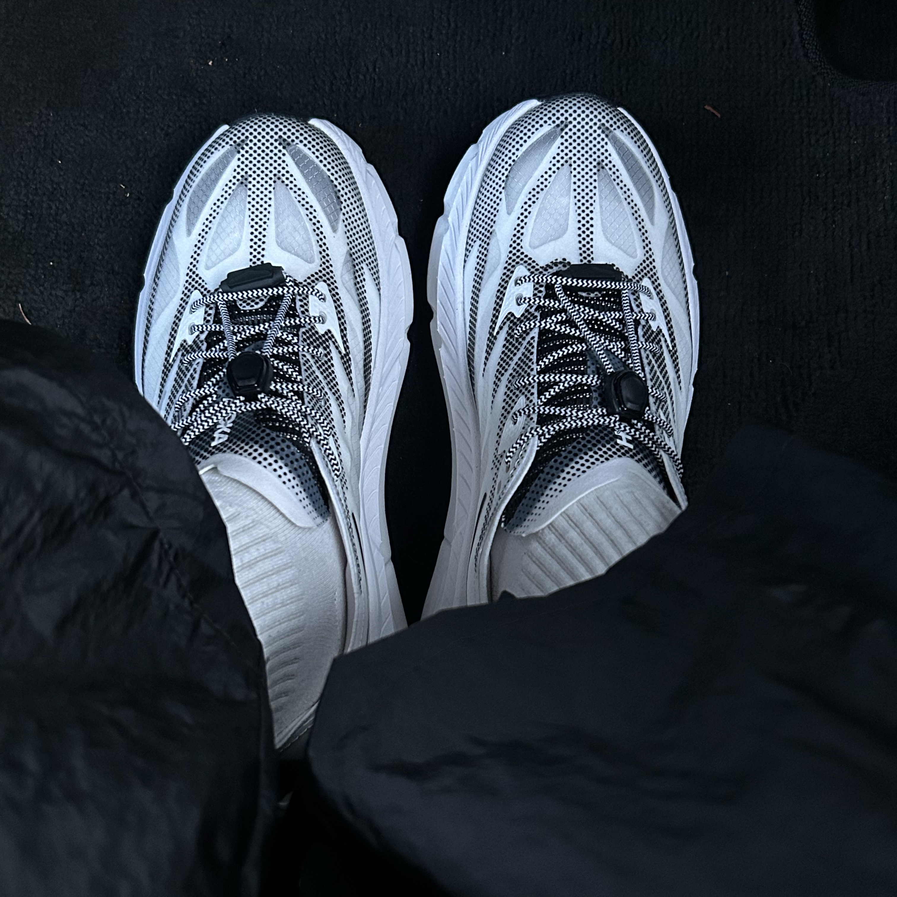 Hoka Mafate Speed 4 Lite White Black 착용 스타일