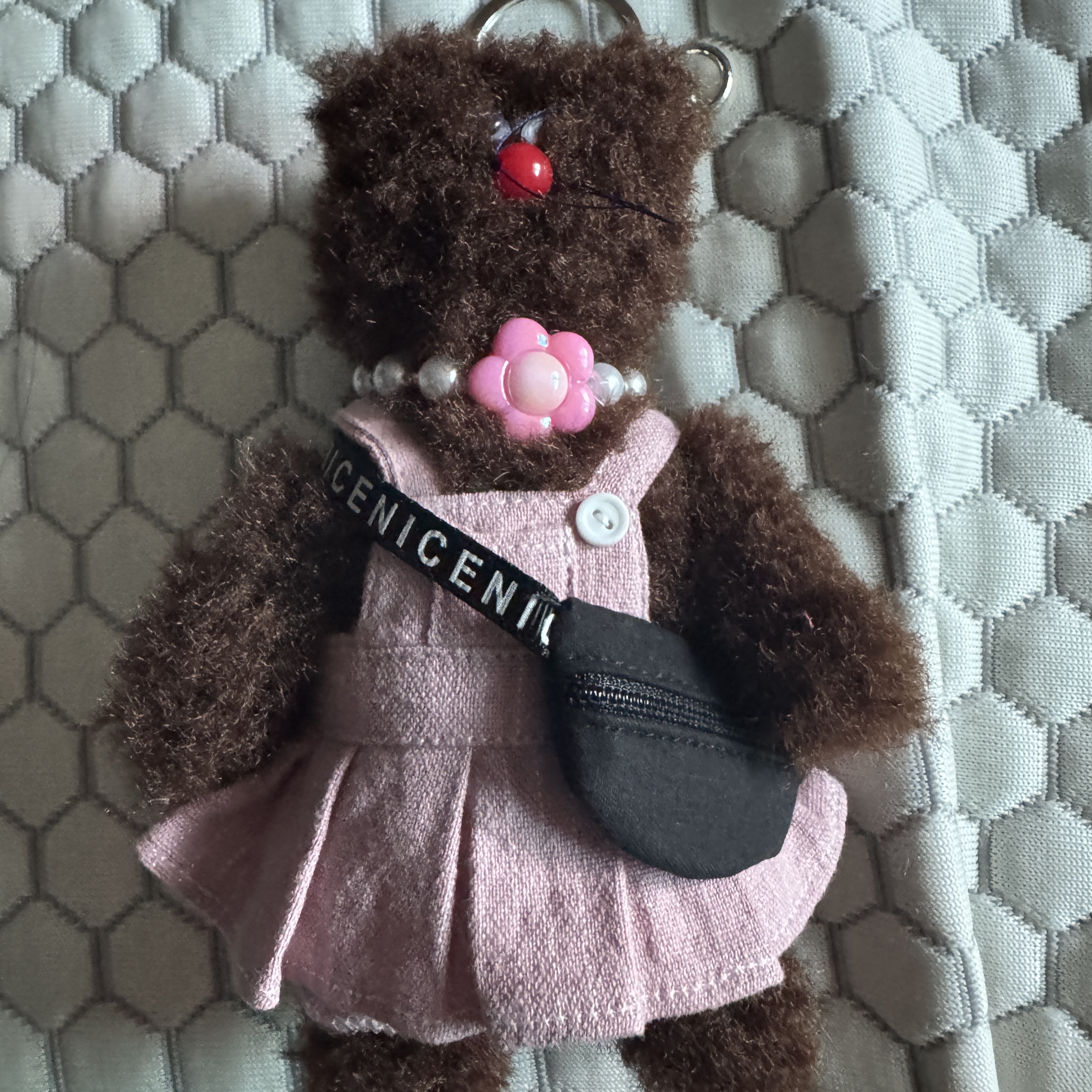Monamhee Bred Keyring with Pink Pants Brown 착용 스타일