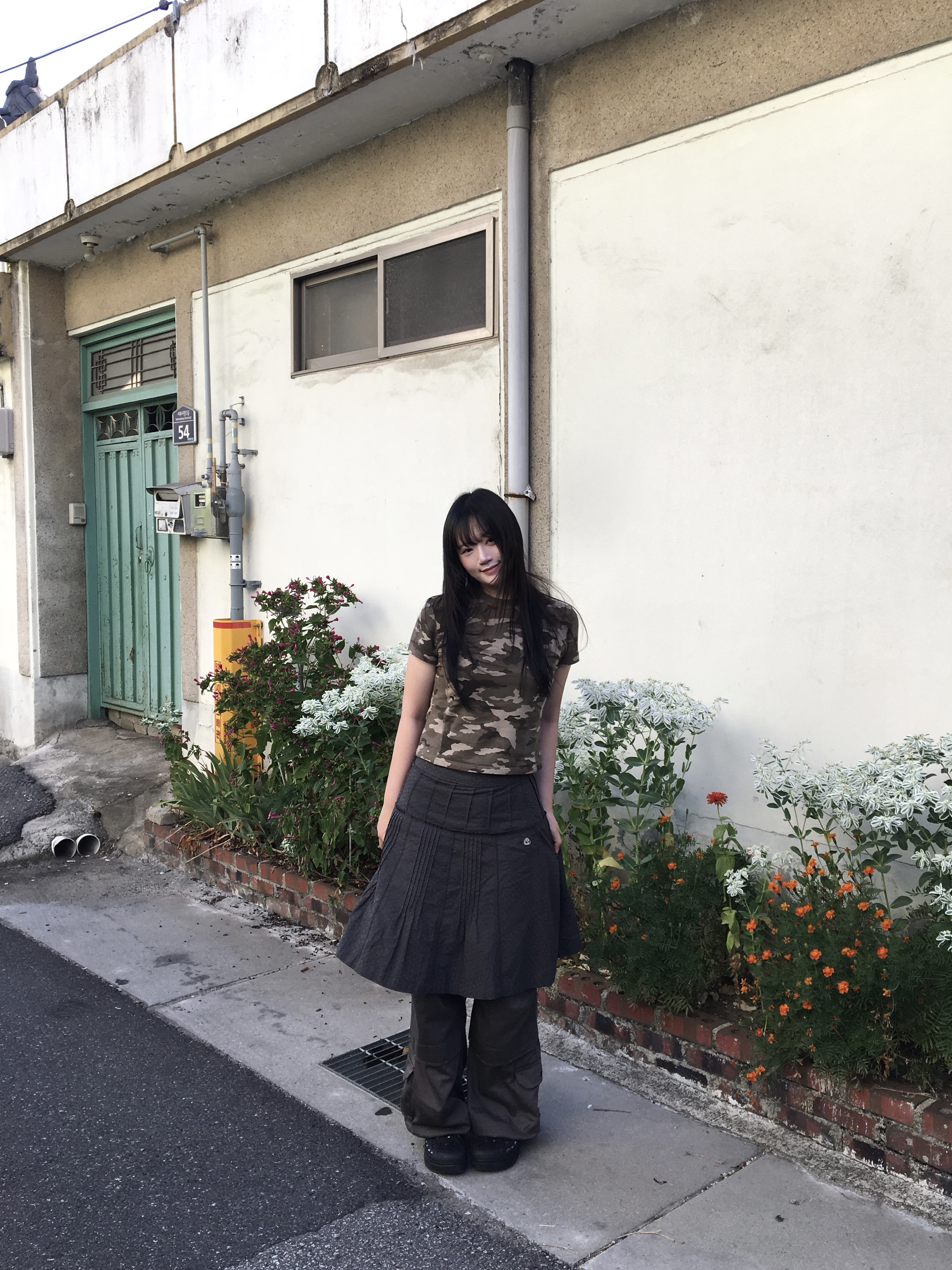COYSEIO Flower Pintuck Skirt Charcoal, (W) Crocs Classic Platform Clog Black 착용 스타일