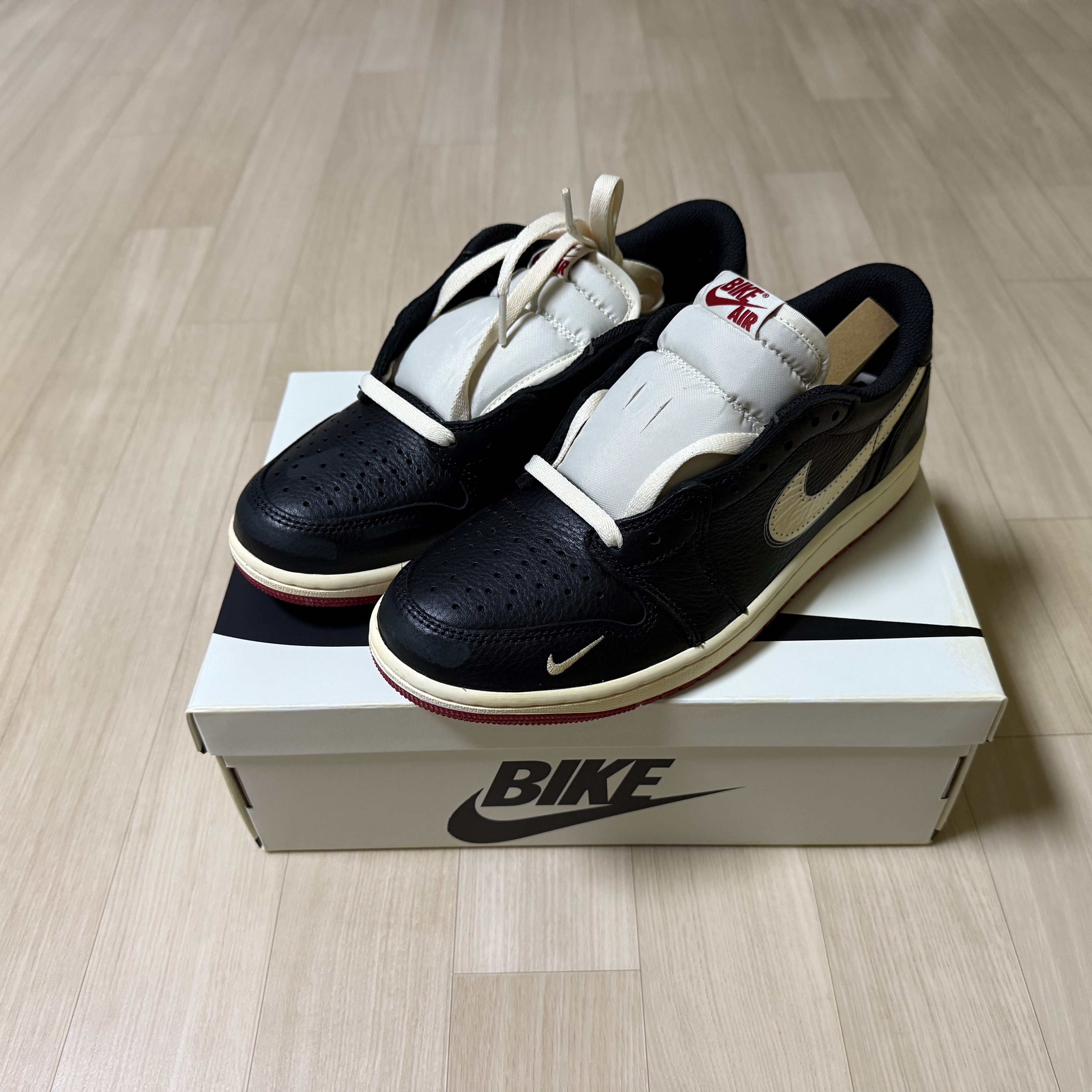 Jordan 1 x Nigel Sylvester Retro Low OG Better With Time, Supreme Capital S/S Top Black - 25SS 착용 스타일 - 2