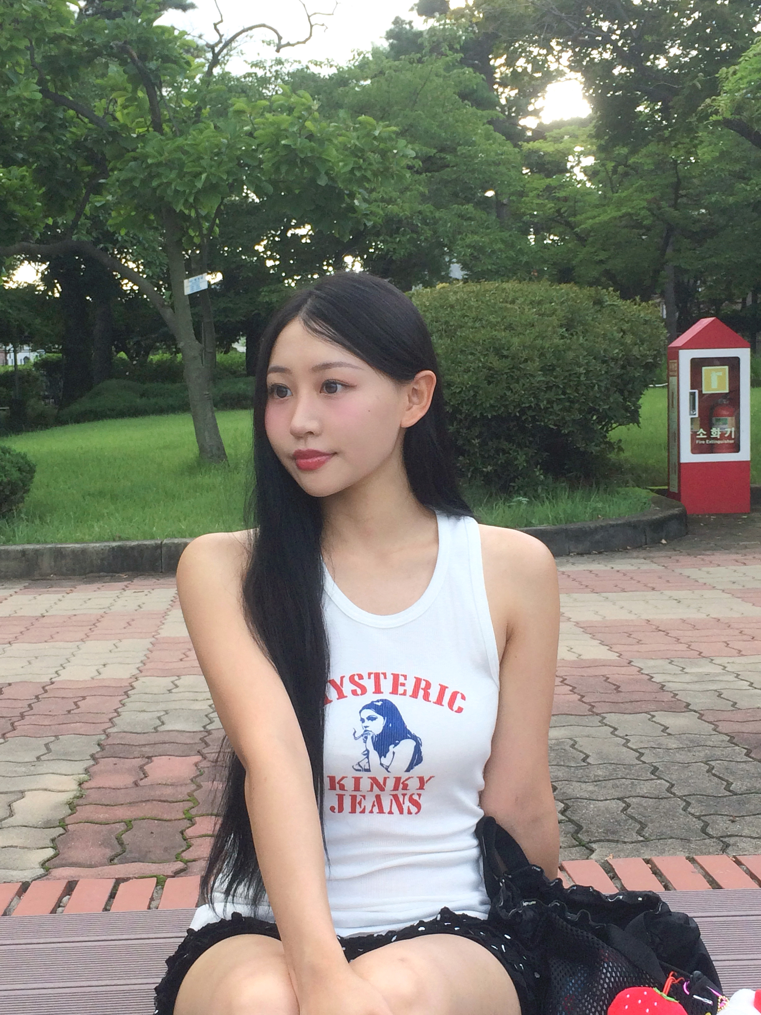 Hysteric Glamour Hys Kinky Jeans Tank Top White 착용 스타일 - 2