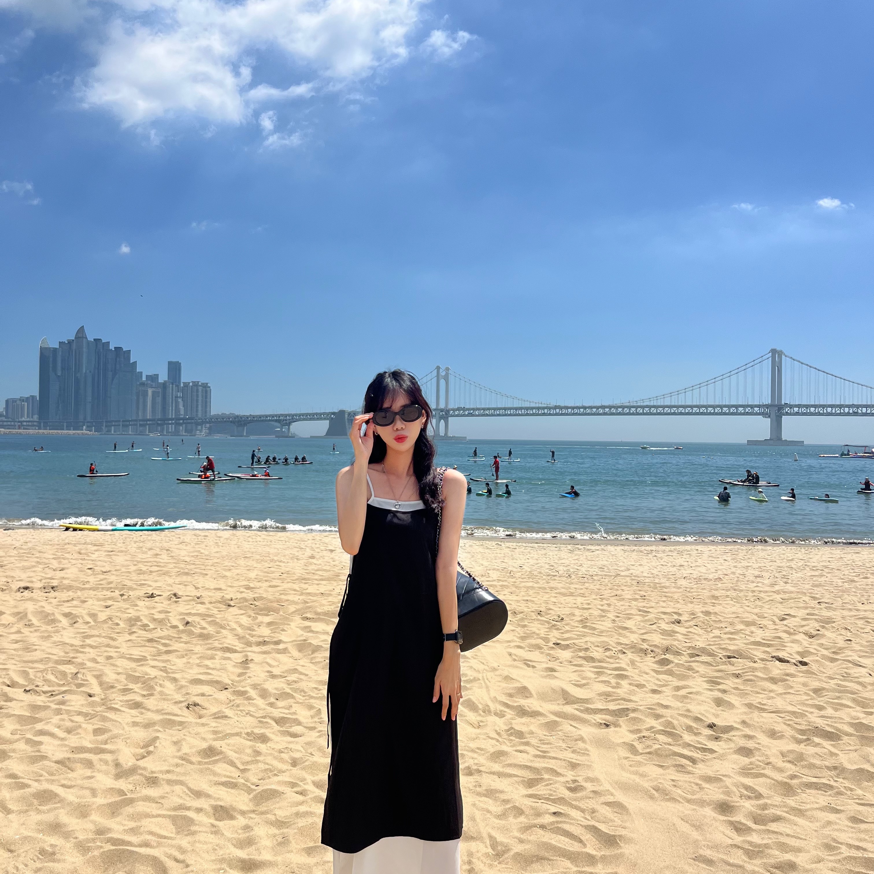 (W) Celine Triomphe 01 Sunglasses in Acetate Black 착용 스타일 - 2