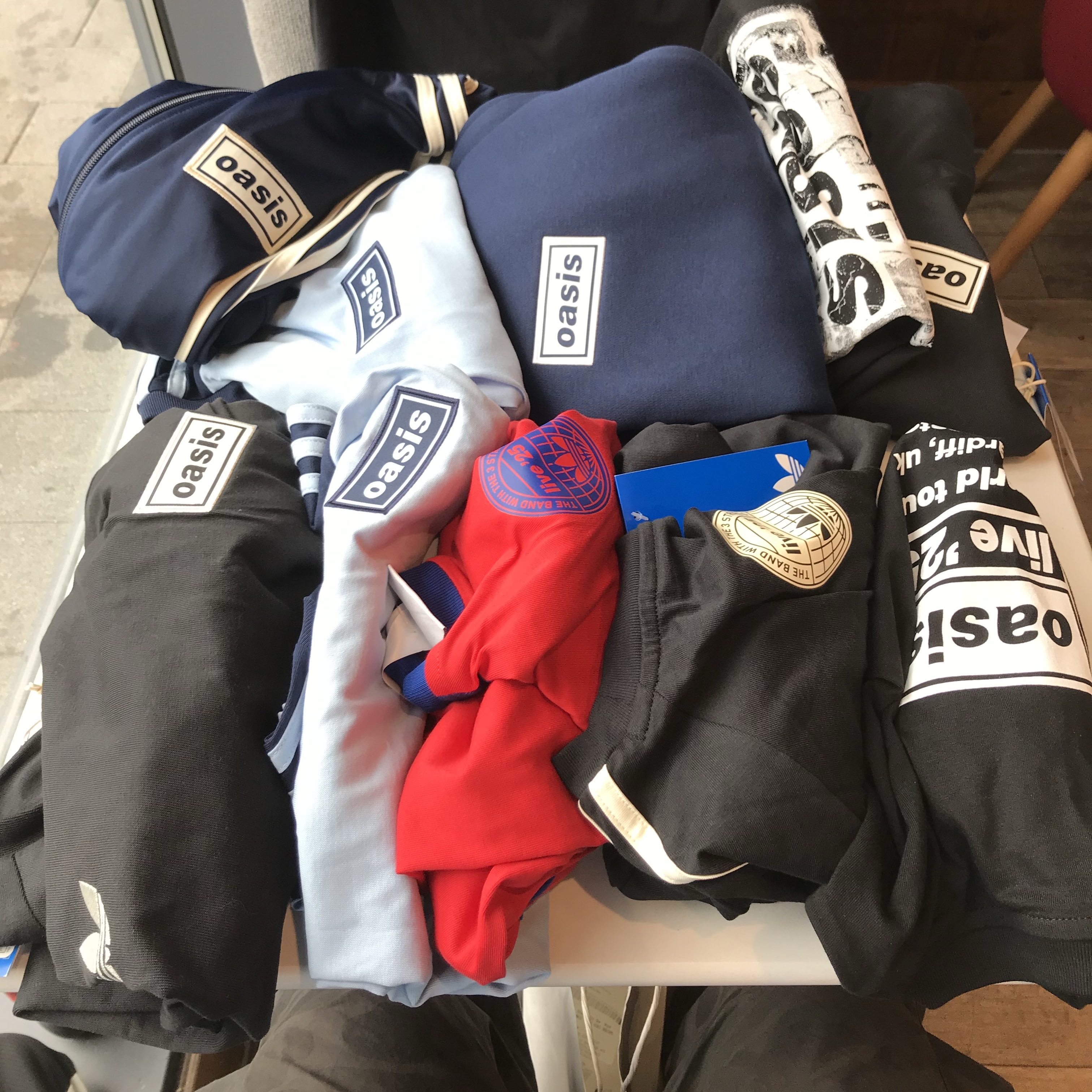 Adidas x Oasis Tour Firebird Track Top Night Indigo - US Sizing, Adidas x Oasis Tour 3-Stripes T-Shirt Clear Sky Night Indigo - US Sizing μ°©μ© μ€νμΌ - 1
