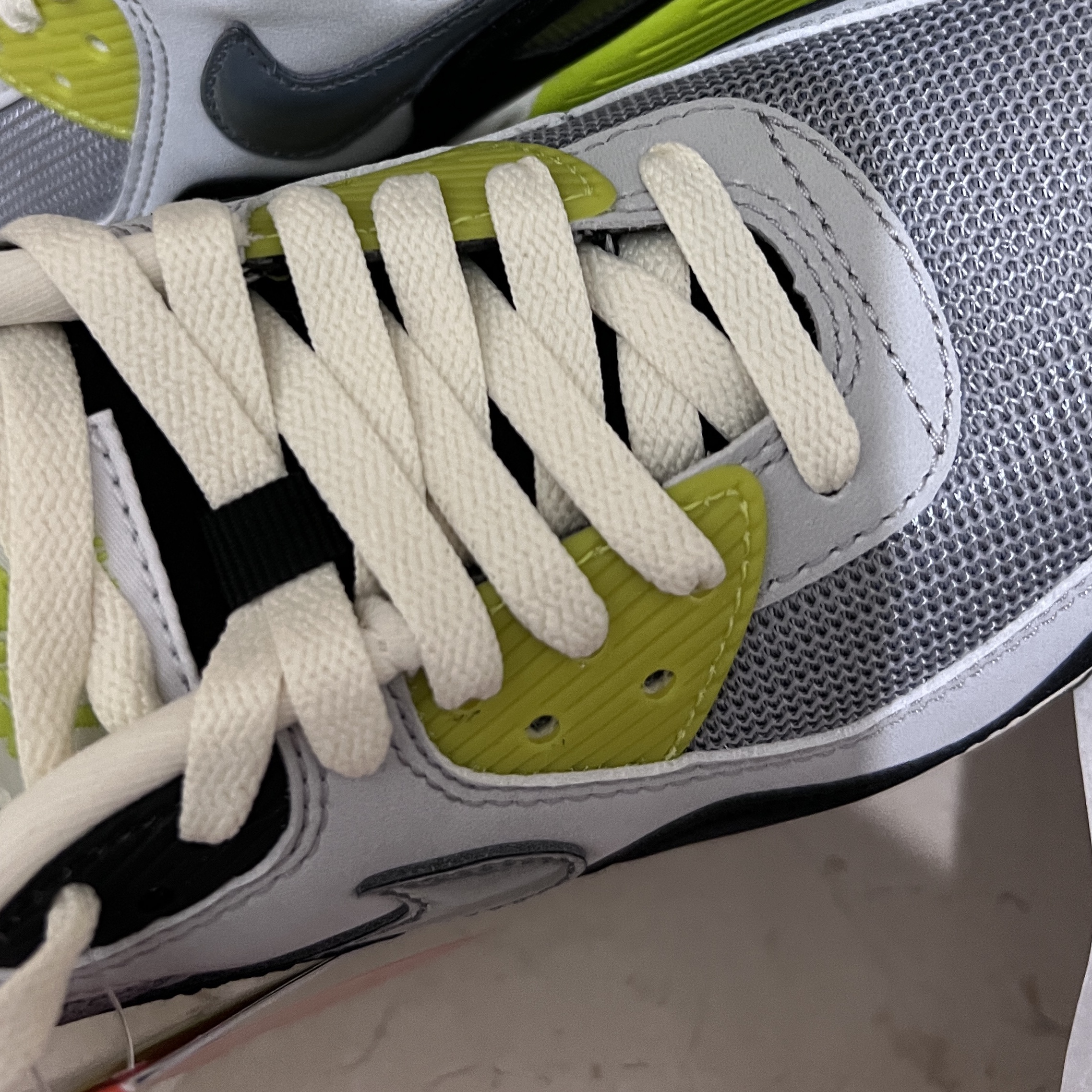 Nike x Patta Air Max 90 Cyber and Particle Grey 착용 스타일
