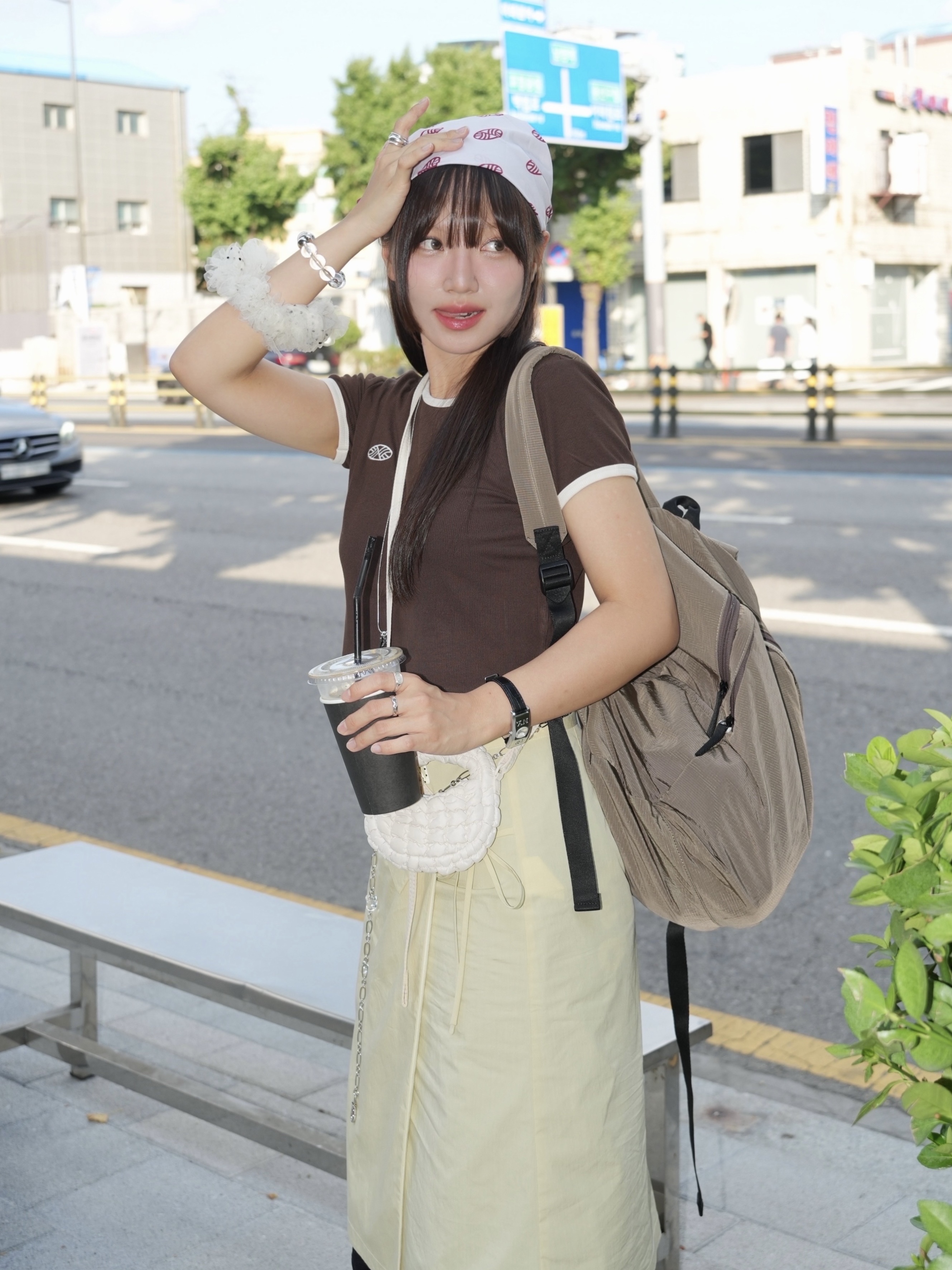 COS Quilted Nano Crossbody Bag Beige 착용 스타일 - 2