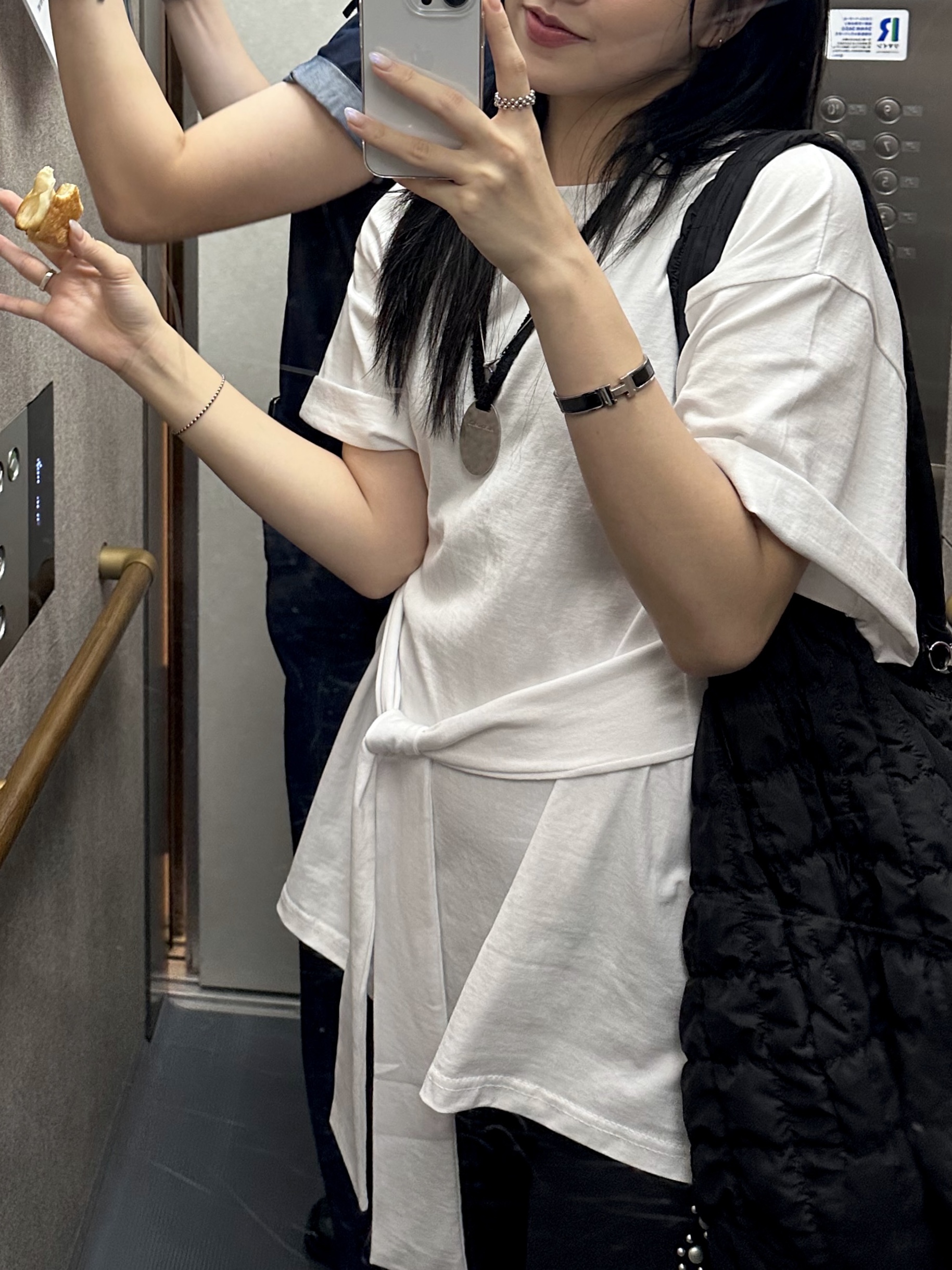 COS Quilted Oversized Shoulder Bag Black, Gucci Trademark Ring With Heart Pendant Silver 착용 스타일 - 2