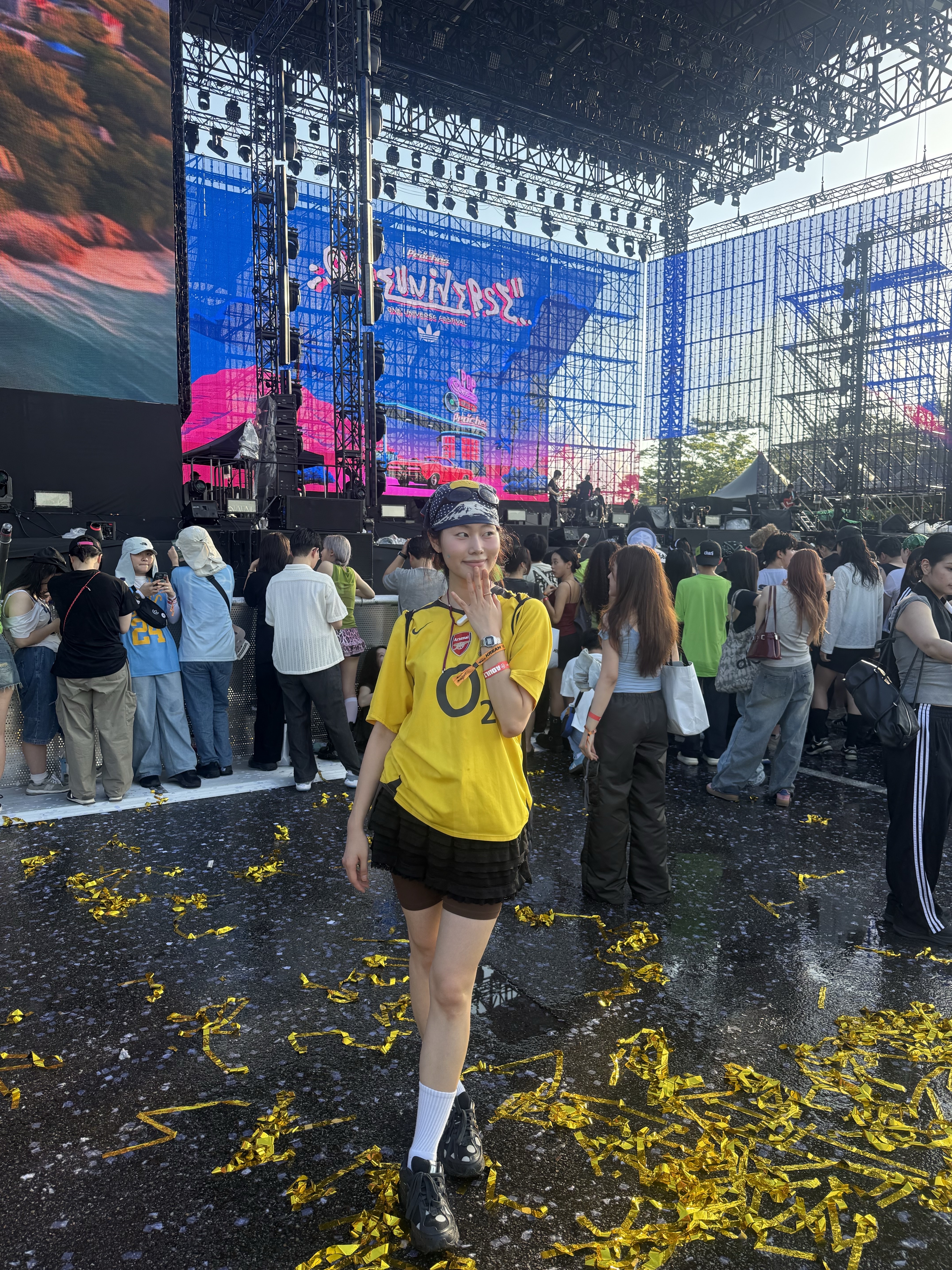 ONE UNIVERSE FESTIVAL 2025 KREAM VIP PASS (1 DAY PASS -  8/15), Kapital Fastcolor Selvedge Bandana Navy 착용 스타일