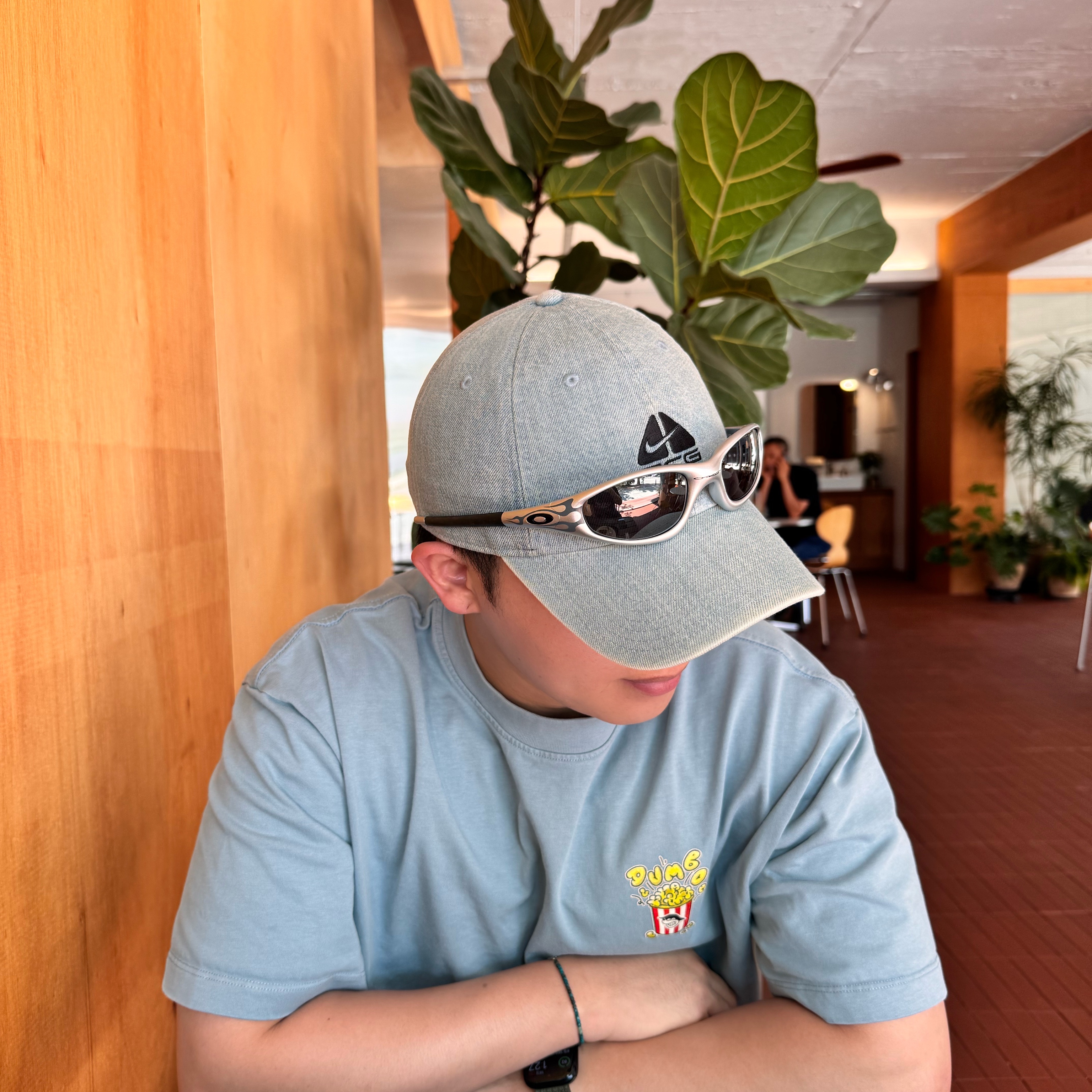 Oakley MUZM Straight Jacket 99 X-Silver Flames Prizm Black, Supreme x Nike ACG Denim 6-Panel Washed Blue - 22FW 착용 스타일 - 3