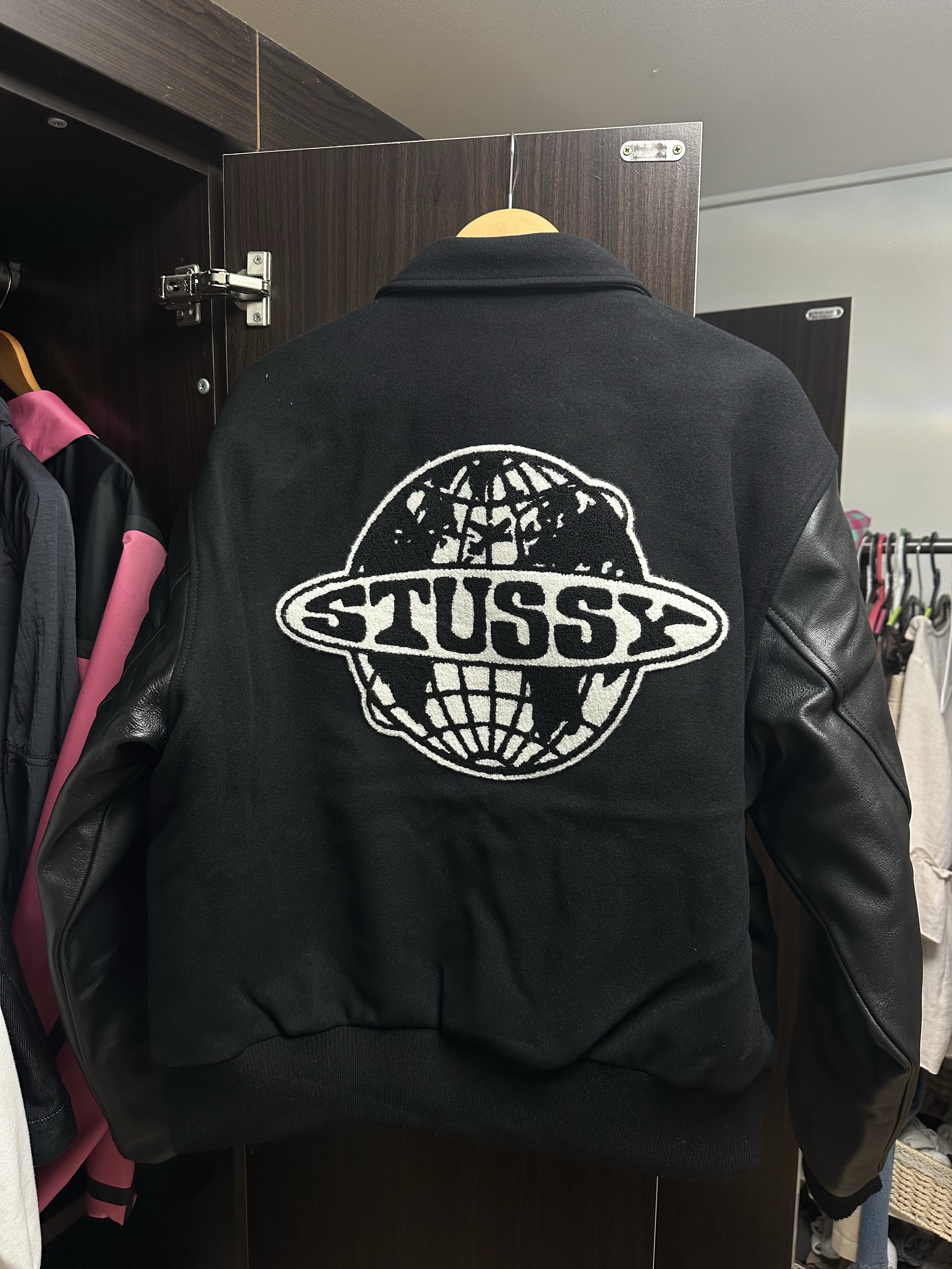 Stussy Globe Varsity Jacket Black 착용 스타일 - 4