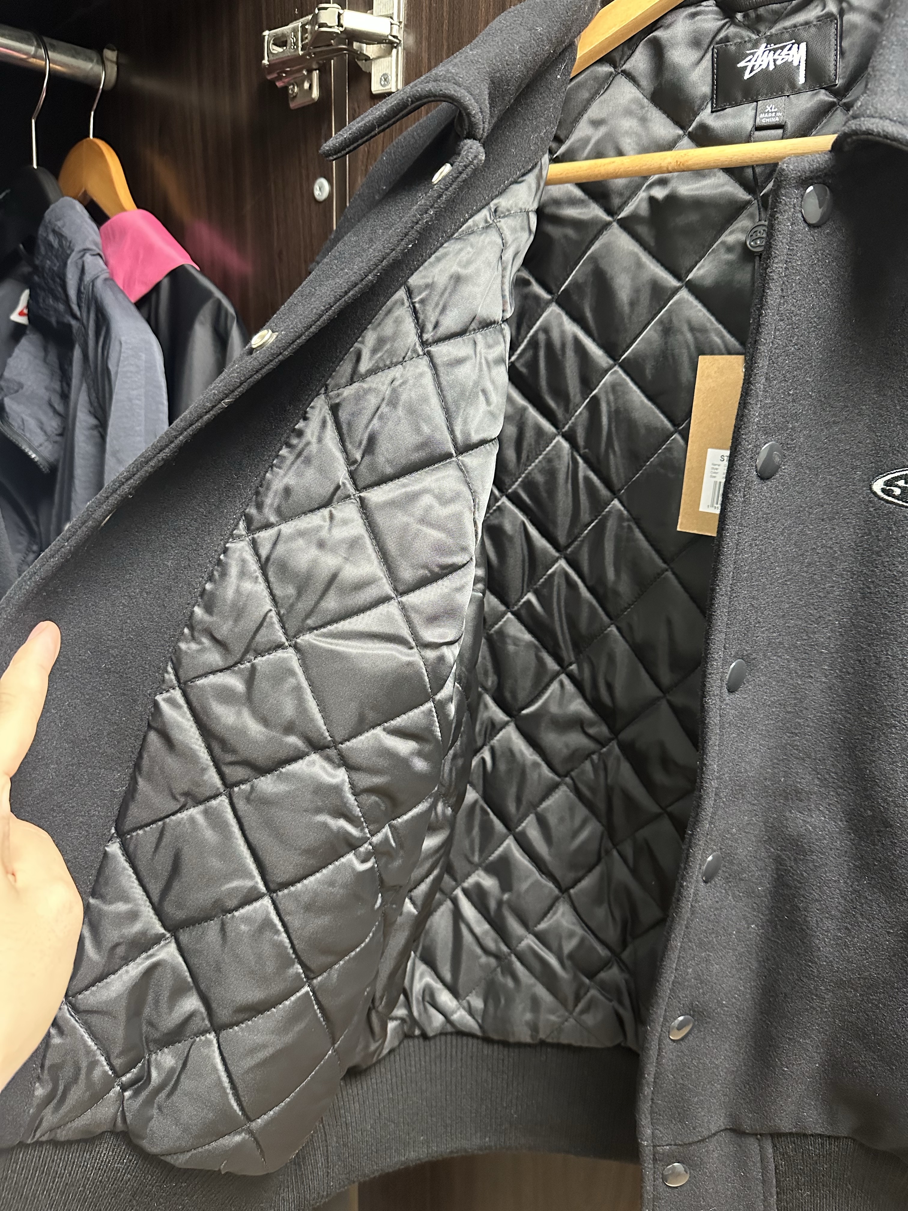 Stussy Globe Varsity Jacket Black 착용 스타일 - 3