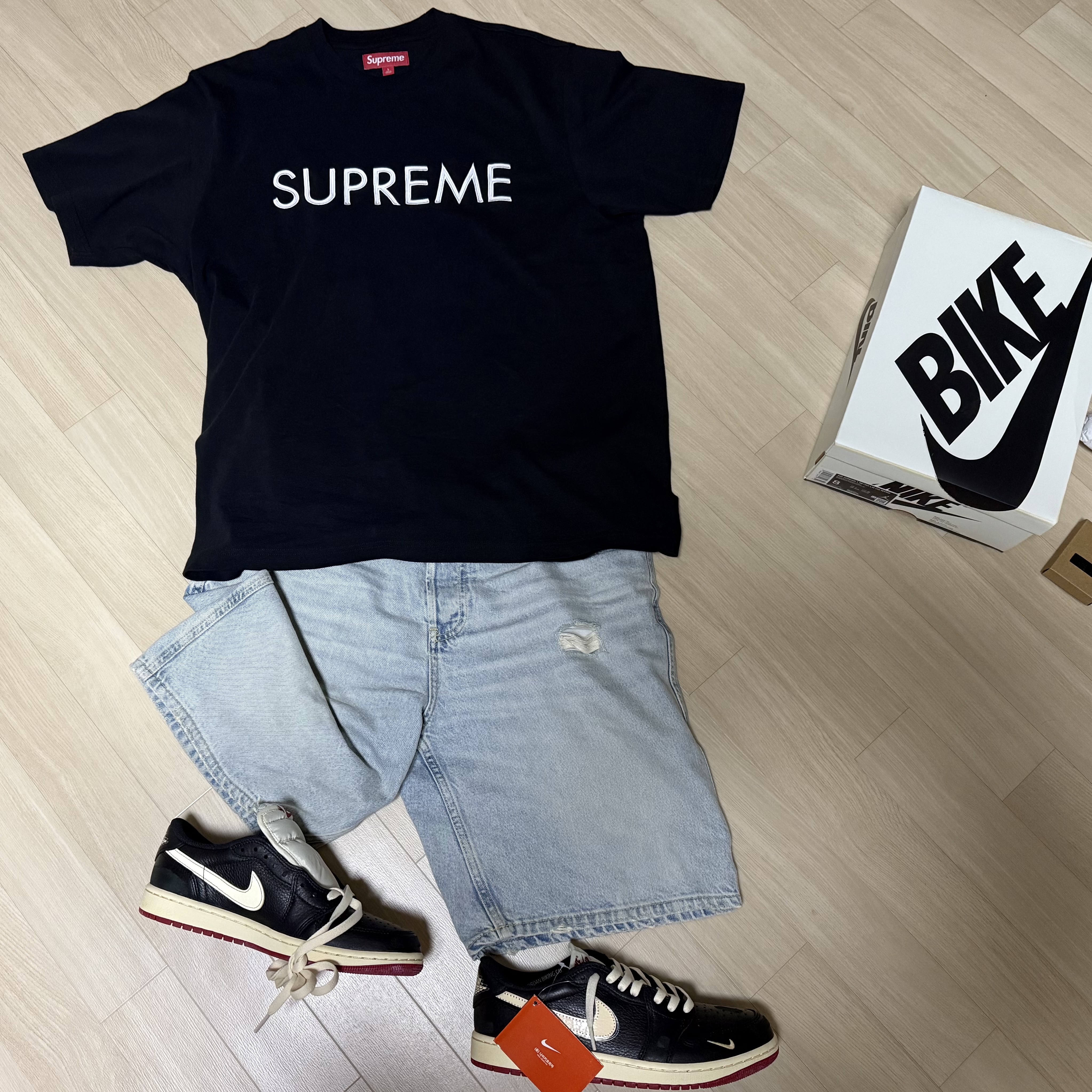 Jordan 1 x Nigel Sylvester Retro Low OG Better With Time, Supreme Capital S/S Top Black - 25SS 착용 스타일 - 1