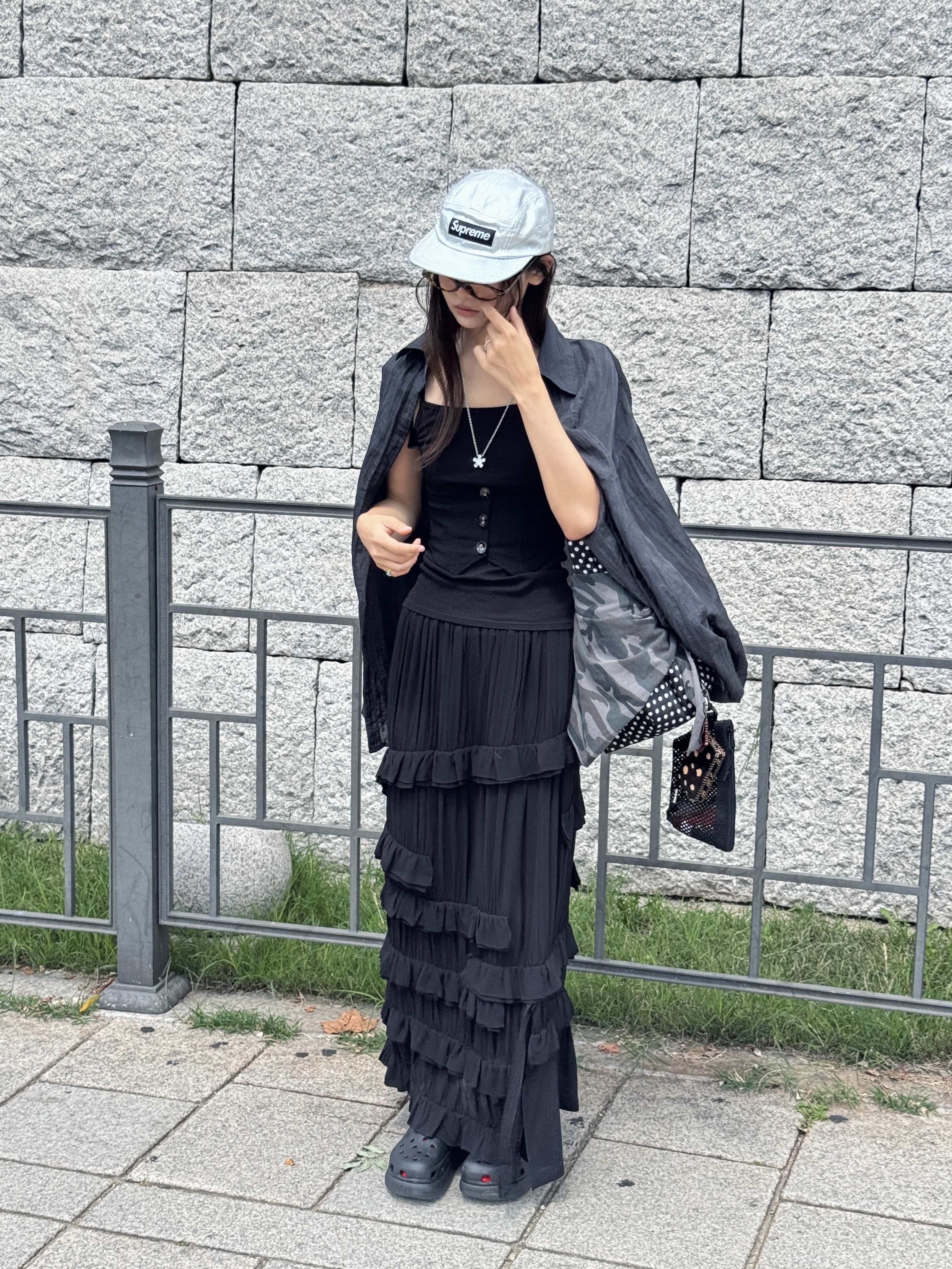 Supreme Washed Chino Twill Camp Cap Silver - 25SS, Crocs Classic Crush Clog Black 착용 스타일 - 1