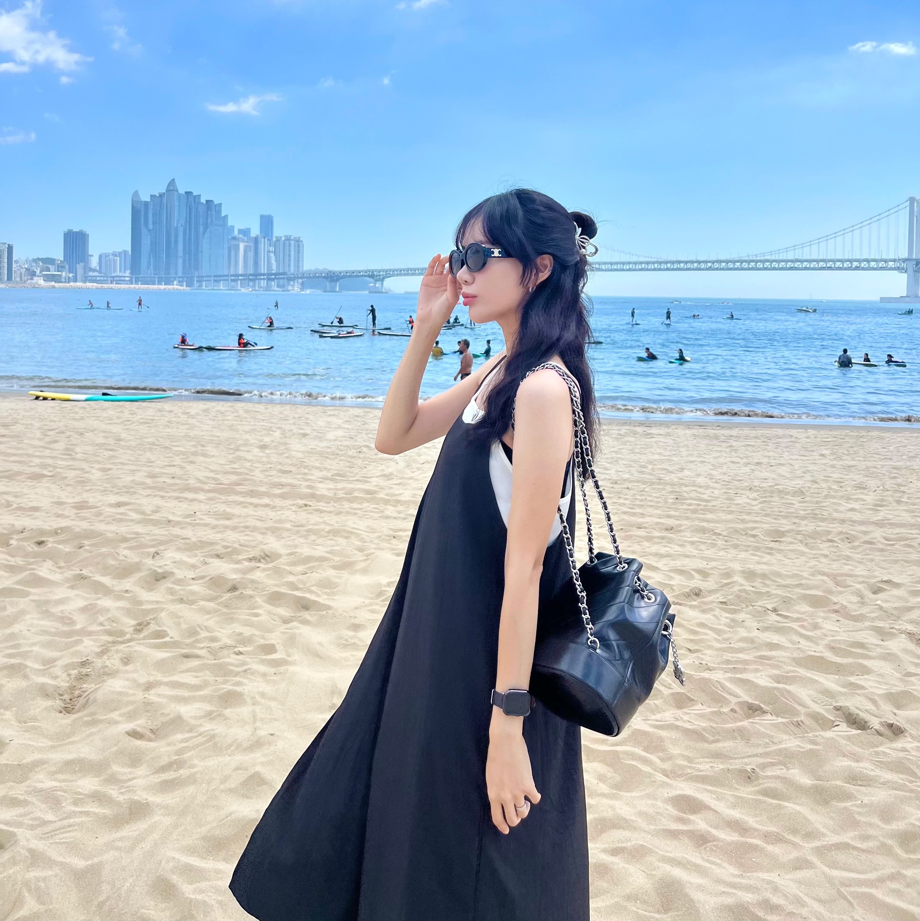 (W) Celine Triomphe 01 Sunglasses in Acetate Black 착용 스타일 - 1
