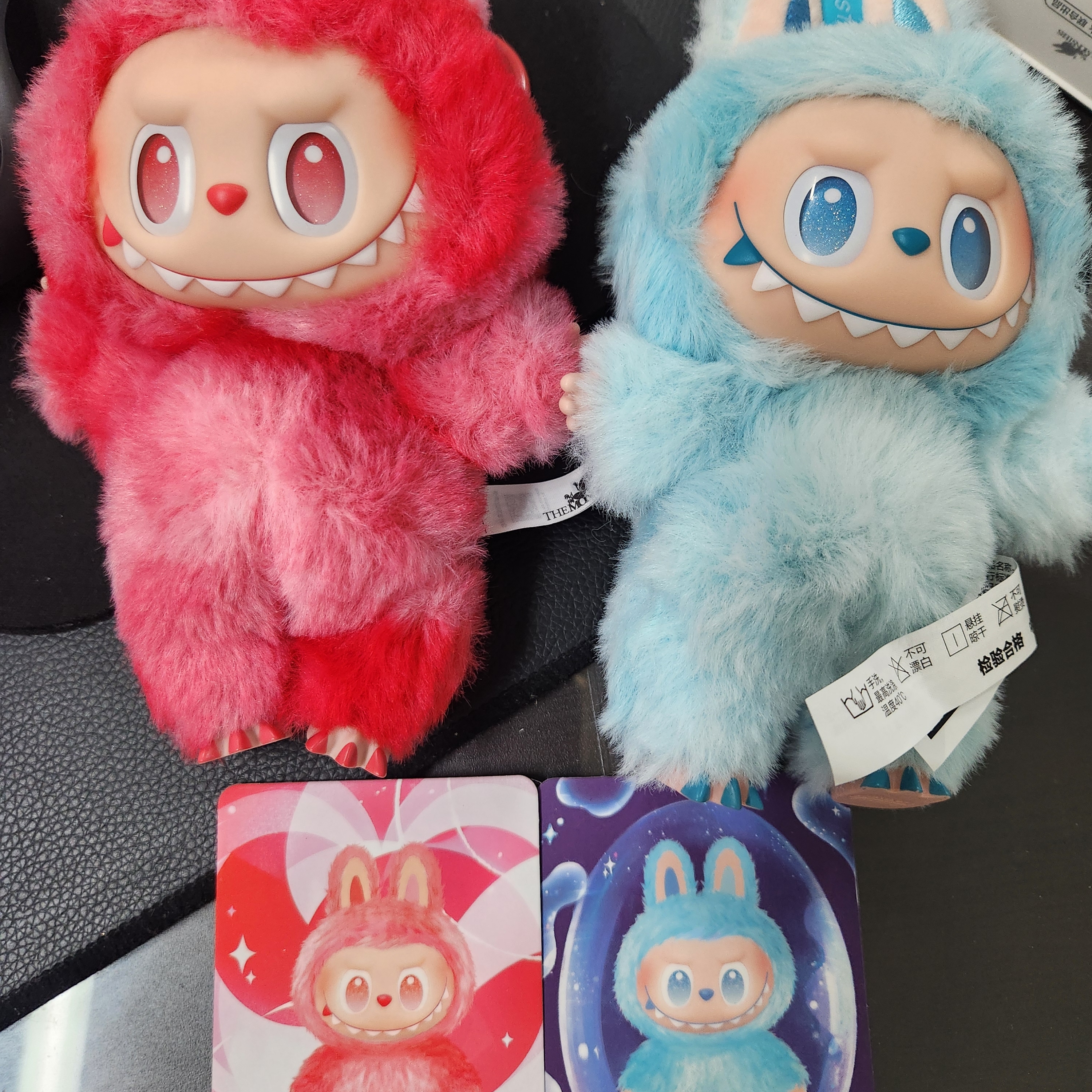 Pop Mart Labubu The Monsters Highlight Series Sealed Case (Bundle of 2/1 Blind Box) 착용 스타일