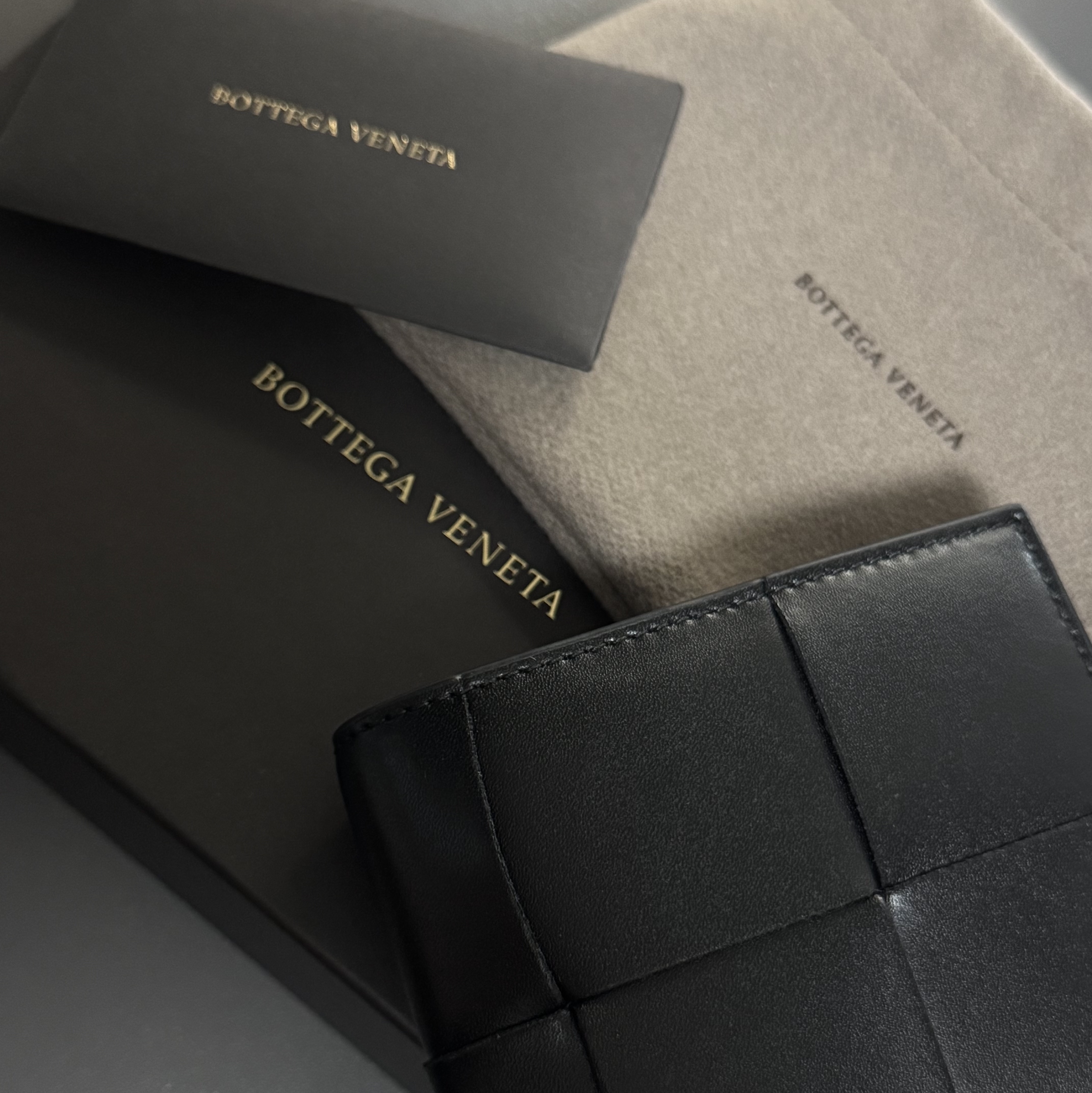 Bottega Veneta Bi-Fold Wallet Black 착용 스타일