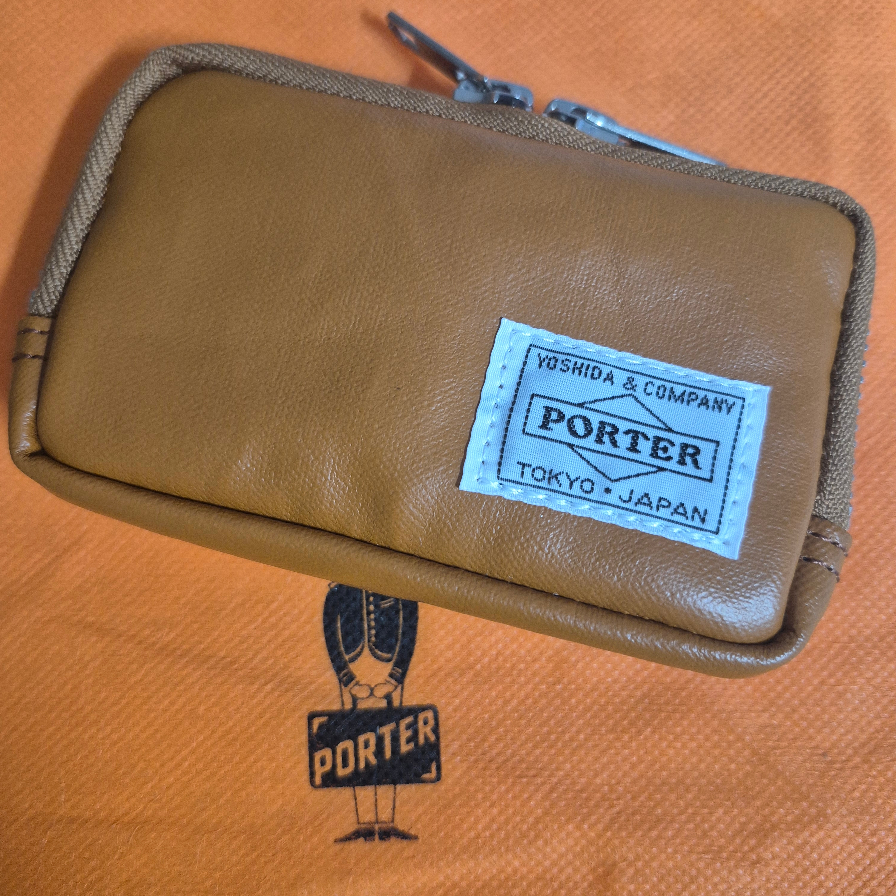 Porter Freestyle Multi Coin Case Camel 착용 스타일