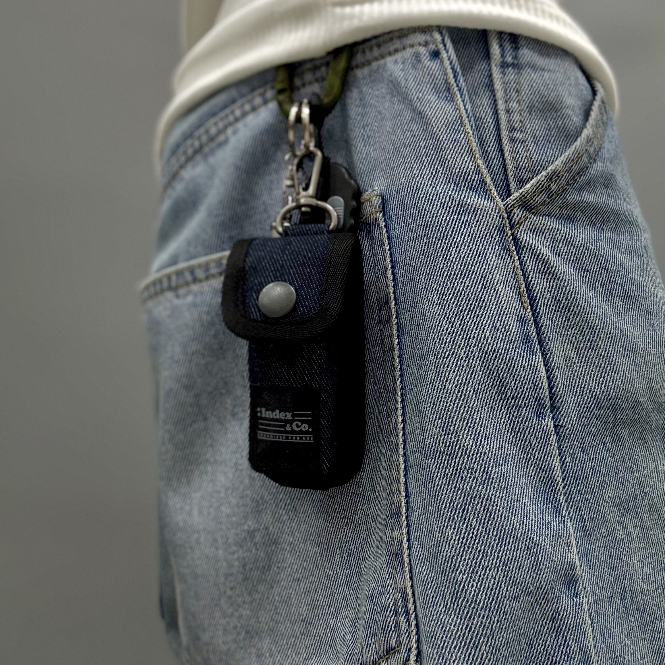 Index&Co. Gadget Lip Balm Case DNLT 착용 스타일