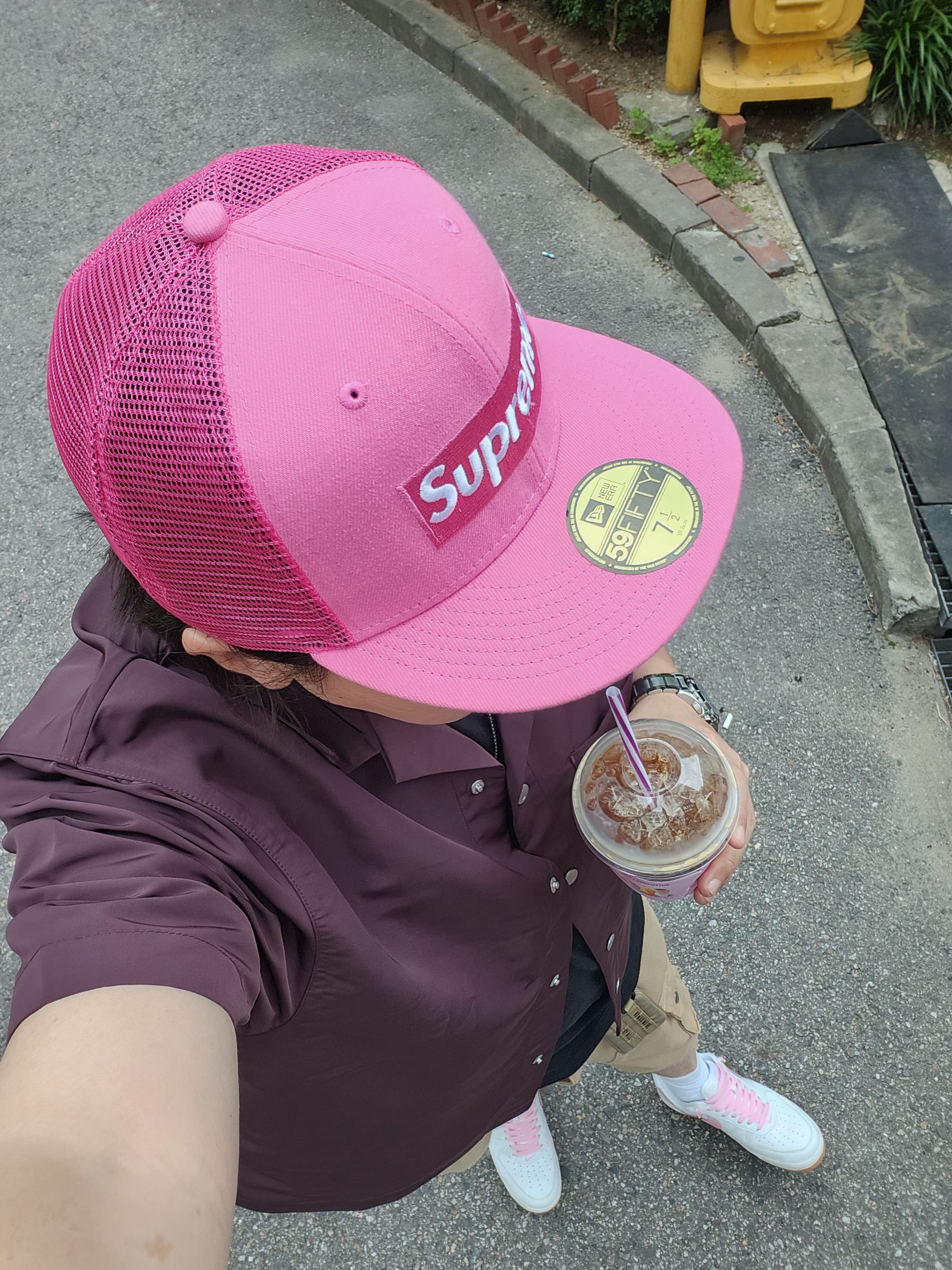 Supreme Box Logo Mesh Back New Era Pink - 22SS, Jordan x A Ma Maniere Warm-Up Shirts Mahogany - Asia 착용 스타일